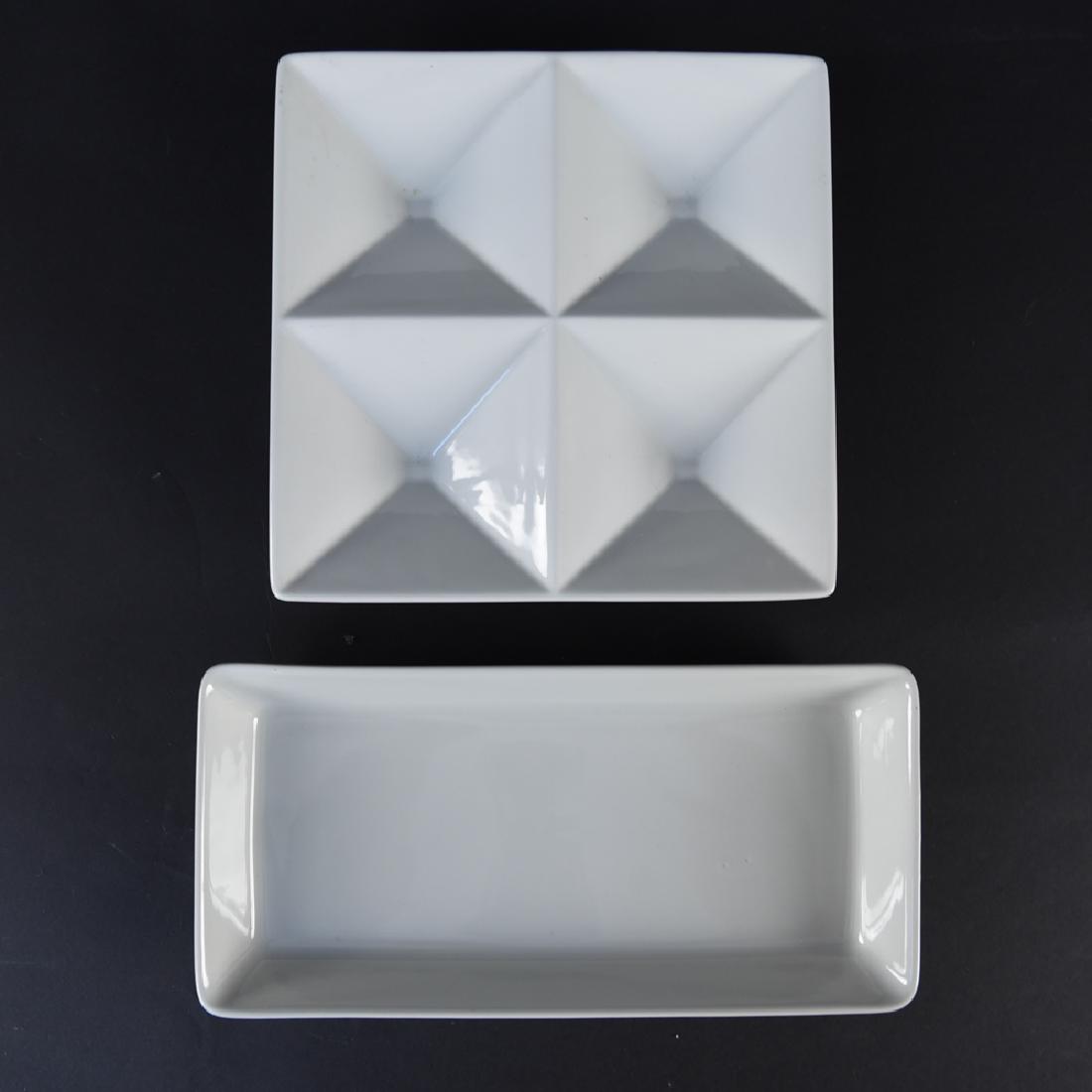 (2) KAJ FRANCK ARABIA FINLAND SERVING PLATTERS: Both marked Arabia underneath. c. 1960s. Dimensions: (Square) H 1.5" x W 9.75" x D 9.5" Condition: No issues to note.