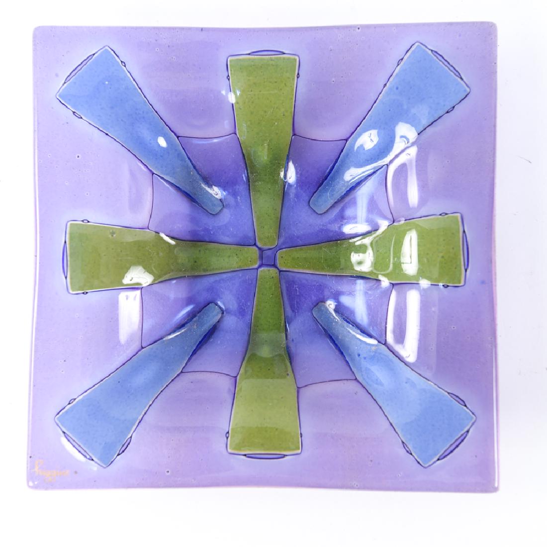 VINTAGE HIGGINS ART GLASS DISH: Signed Higgins to corner. Dimensions: H 1.25" x W 7" x D 7" Condition: No issues to note.