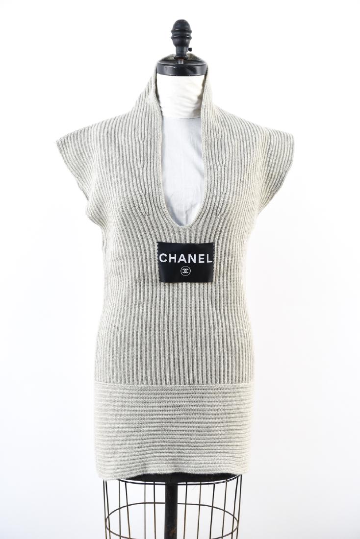 LONG CHANEL CASHMERE SLEEVELESS SWEATER: Beige, 100% cashmere. Size: 38 Condition: Used, showing no obvious signs of use.