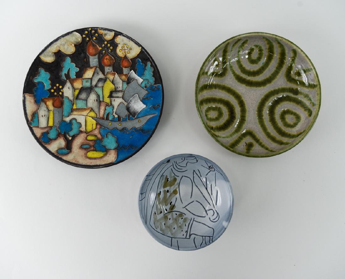 GROUPING OF MID-CENTURY CERAMIC DISHES (1 of 12)
