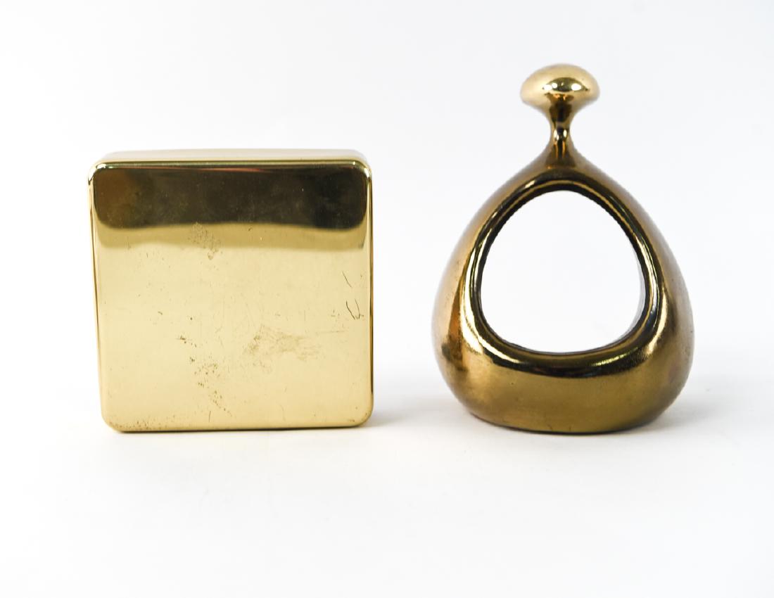 (2) MID-CENTURY BOOKENDS INCL KNOLL BEN SEIBEL: Included Knoll Accents marked brass square bookend and sculptural faux brass finish bookend. Dimensions: (Sculptural) H 7.25" x W 5" x D 4" Condition: Some tarnish and finish wear. Knoll Accents booke