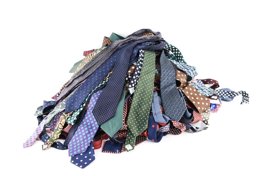 LARGE GROUPING OF MENS VINTAGE DESIGNER TIES (1 of 12)