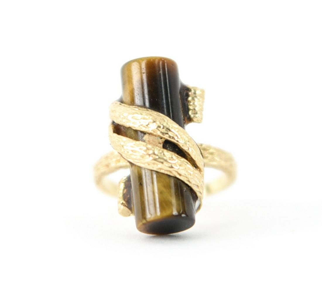 14K GOLD TIGERS EYE RING: A ladies, 14k yellow gold ring with cylindrical tigers eye stone. Hallmarked SBG 14K. Weight: 3.8 dwt Ring Size: 4 Condition: Showing light signs of age