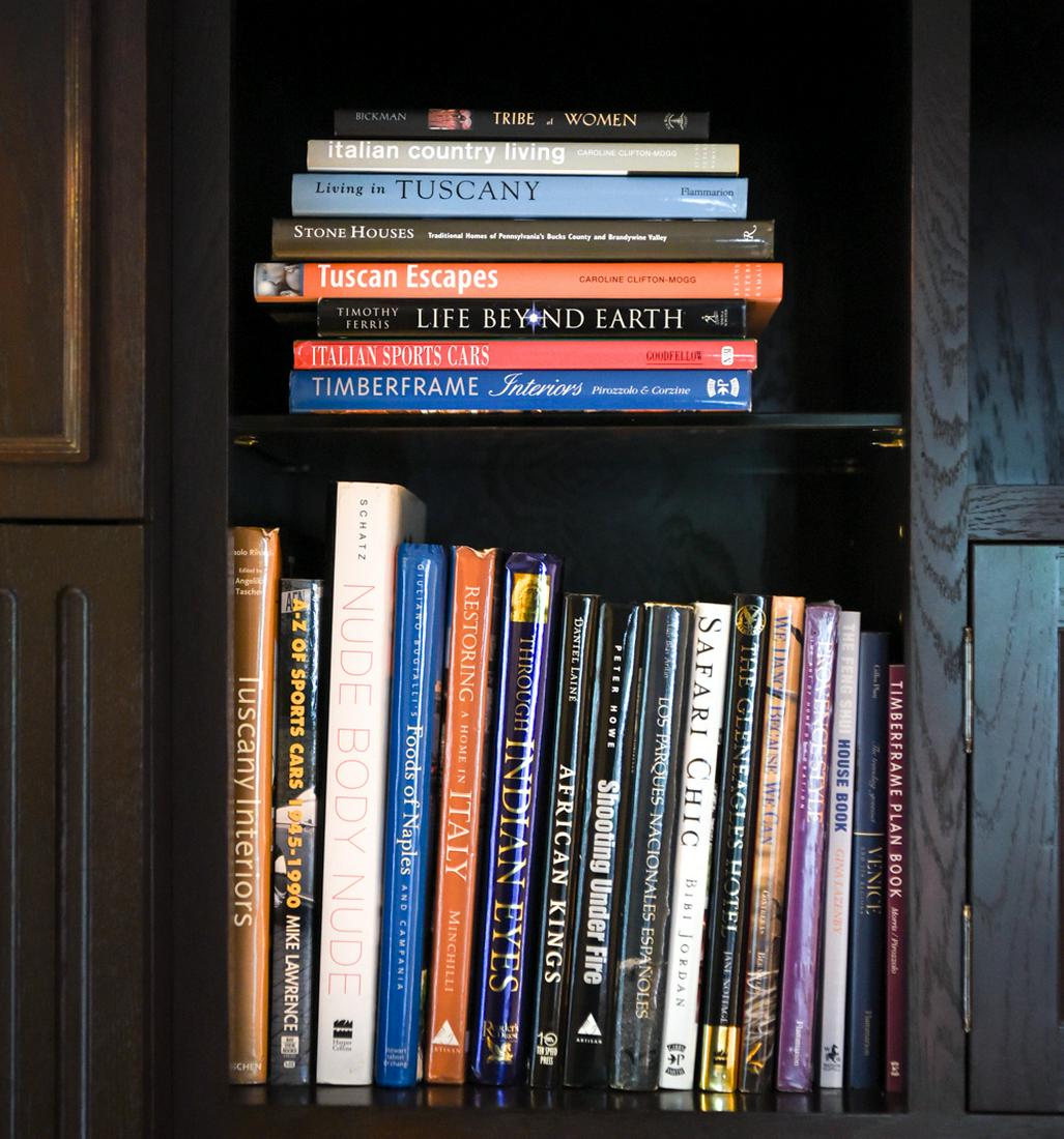 GROUPING OF ART & COFFEE TABLE BOOKS: 23 Books including subjects on art and italy etc.