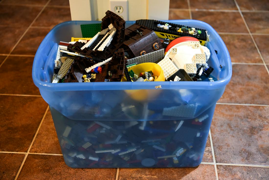LARGE GROUPING OF LEGOS: as found