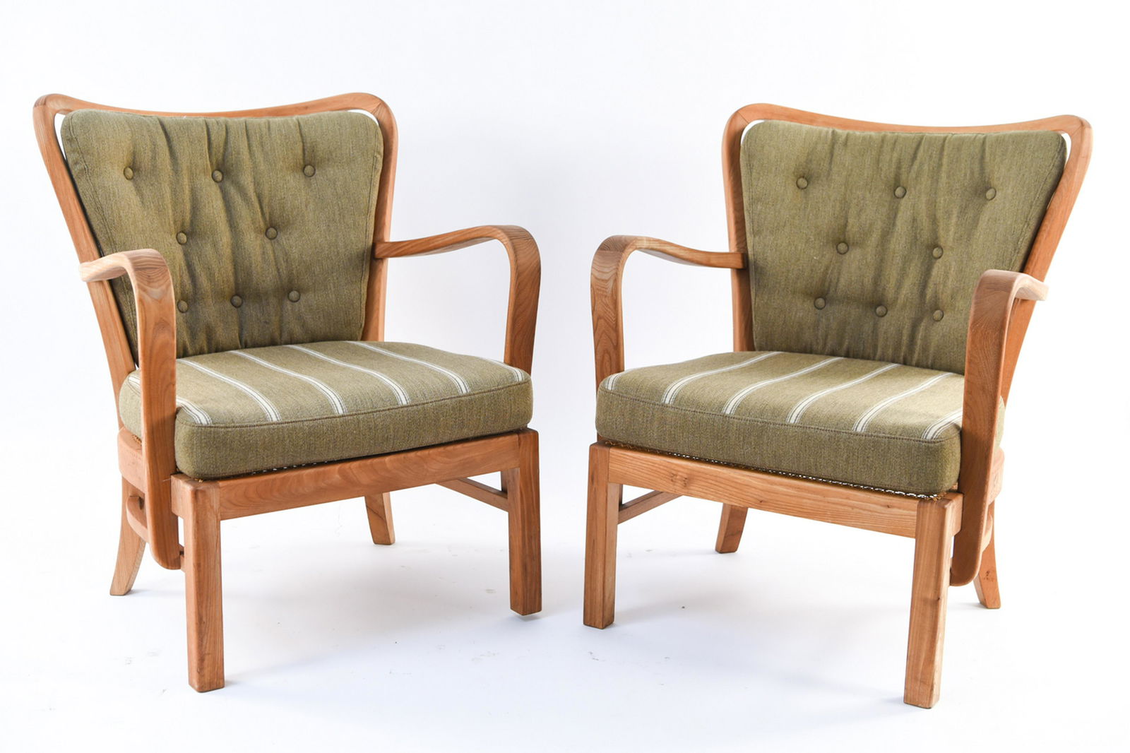 PAIR OF FRITZ HANSEN LOUNGE CHAIRS IN WOOL: Upholstered in Greenlandic Savak wool. Dimensions: H 35" x W 26" x D 32" x SH 16" Condition: Newly upholstered in real wool. Wear consistent with age and use. E083
