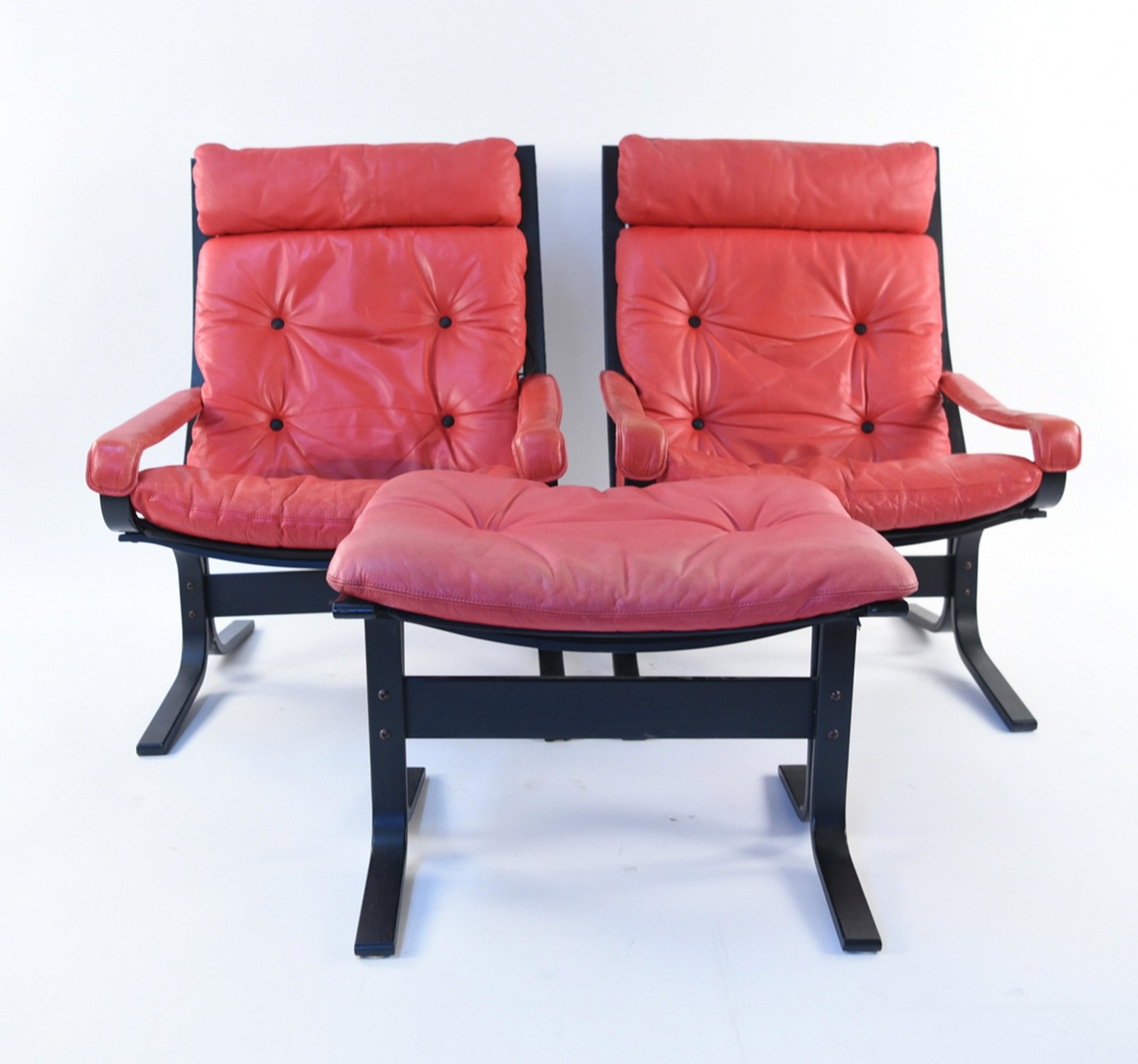 INGMAR RELLING SIESTA LOUNGE CHAIRS & OTTOMAN: Pair of lounge chairs and foot stool. Dimensions: H 38.5" x W 28.5" x D 33" x SH 16.5" Condition: Minor soling to cushions and few scratches to frame. Wear consistent with age and use. Minor fading. E