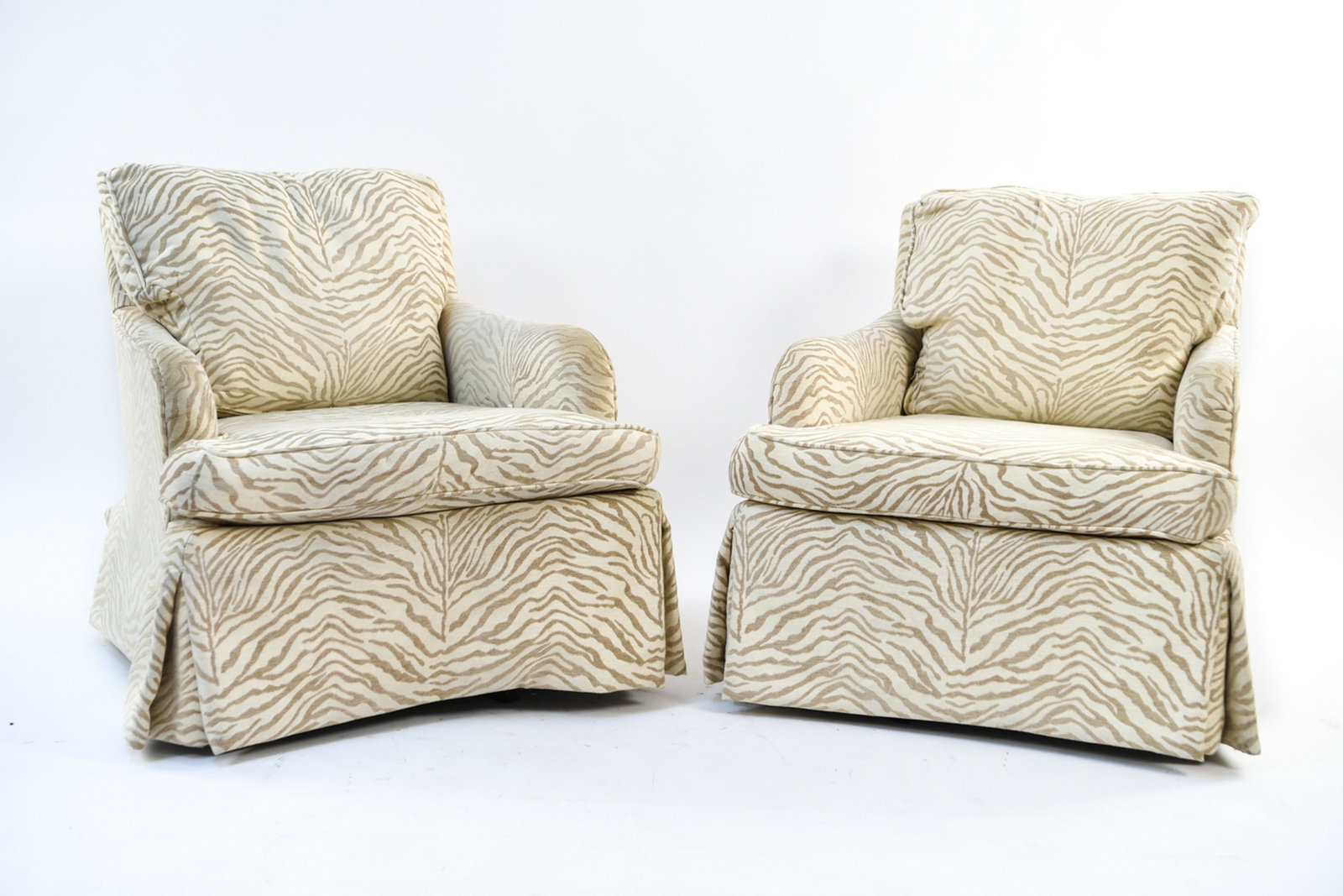 PAIR OF HENREDON SWIVEL LOUNGE CHAIRS: With zebra pattern upholstery. Dimensions: H 28.5" x W 26" x D 35" x SH 16.5" Condition: Light wear to upholstery. Soiling to upholstery particularly on armrests.