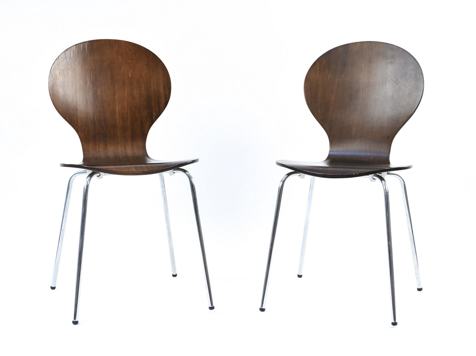 PAIR OF FRITZ HANSEN STYLE CHAIRS: Dimensions: H 34.75" x W 17" x D 20" x SH 18.5" Condition: Scuffs and scratches to finish, minor pitting to legs.