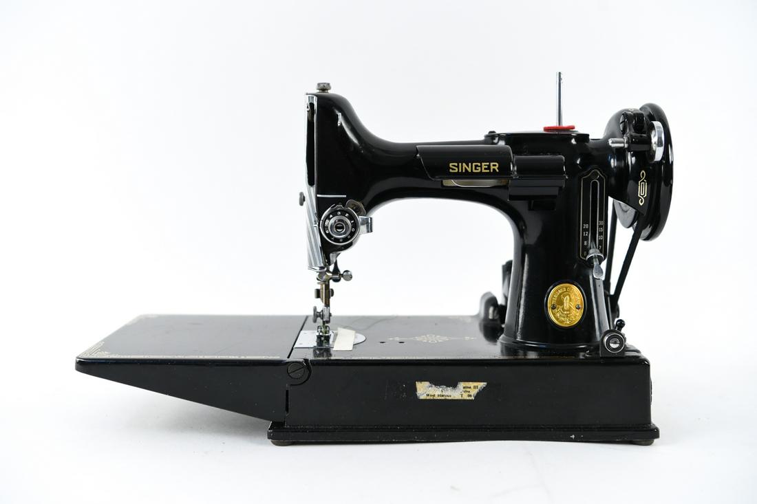 SINGER FEATHERWEIGHT PORTABLE SEWING MACHINE (1 of 14)