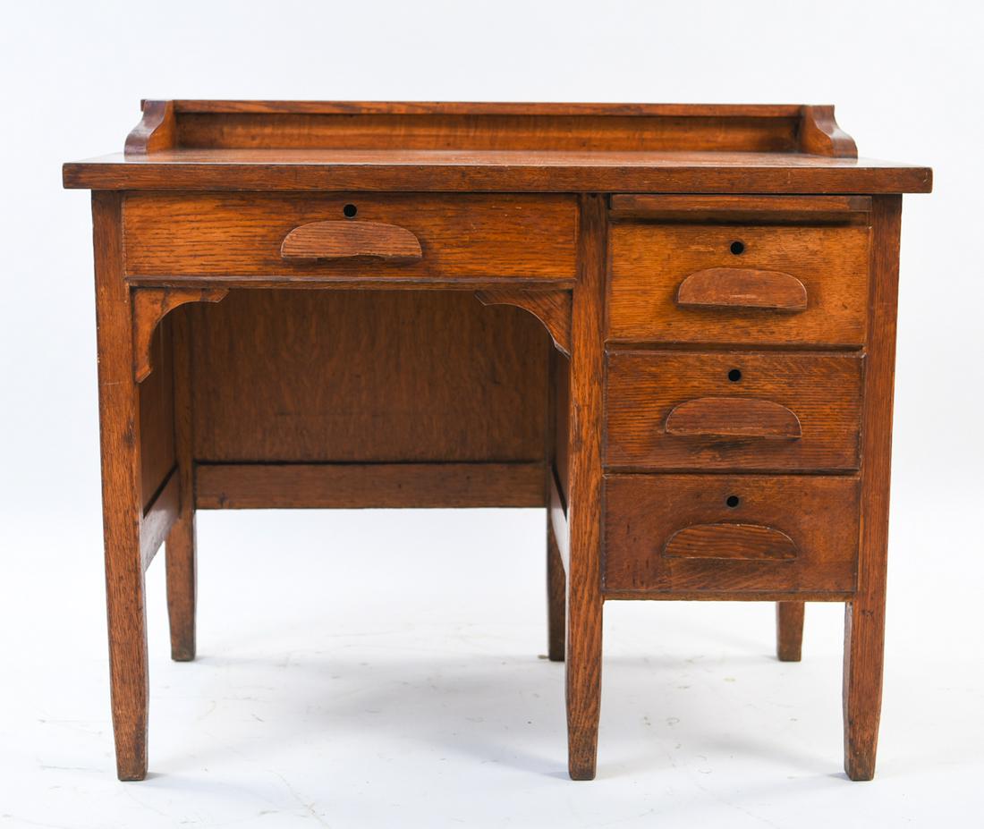 Small Vintage Oak Desk Sep 03 2019 Westport Auction In Ct