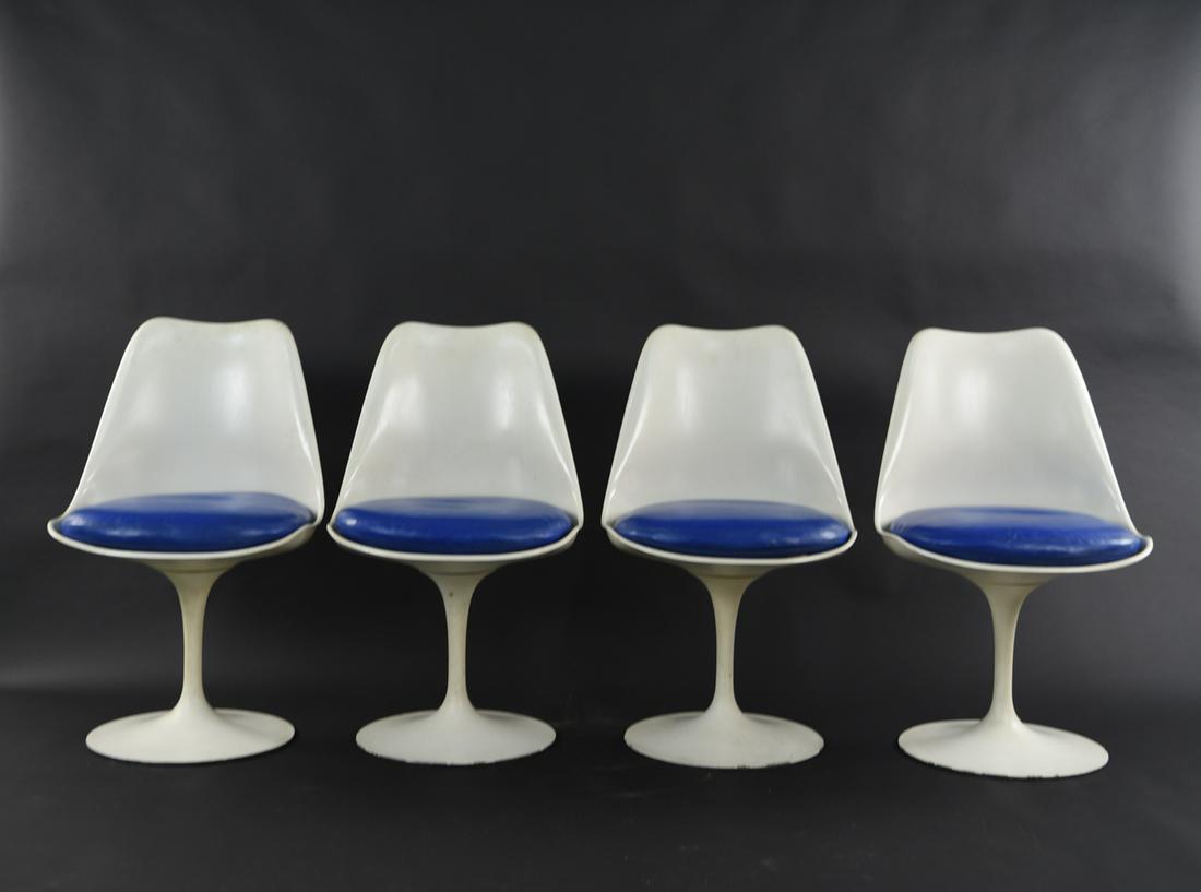 (4) EERO SAARINEN FOR KNOLL TULIP CHAIRS: Marked with Knoll label under cushions. Dimensions: H 32" x W 19.5" x D 20.5" x SH 18" Condition: Few small paint chips. Showing signs of age and use. Small marks and wear to cushions. Cushions with h