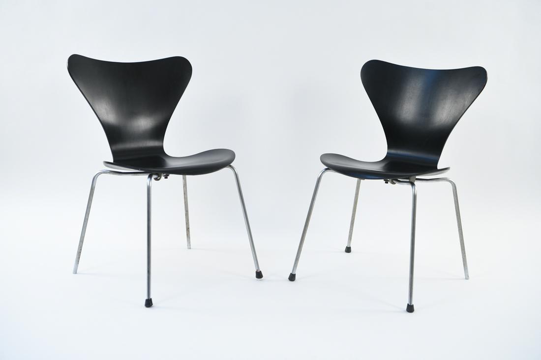 PAIR SEVENER CHAIRS BY ARNE JACOBSEN: Early, vintage black Sevener chairs by Arne Jacobsen for Fritz Hansen. Dimensions: H 28.75" x W 19.25" x D 18.75" x SH 17" Condition: Early pitting to legs. Light wear to edges of wood. Some gouges.