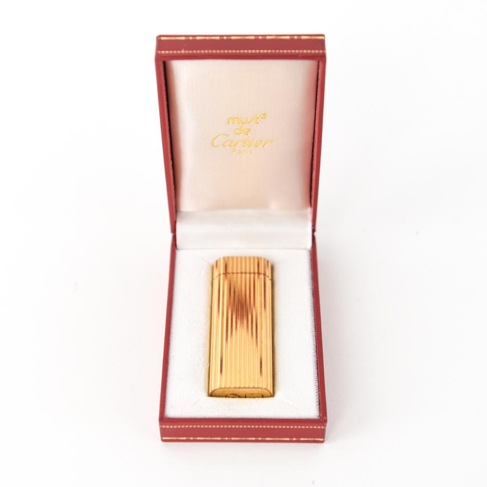 MUST DE CARTIER GOLD TONED LIGHTER: Marked to bottom: 97723 N, Swiss made. Dimensions: (Box) L 4" x W 2.5" Condition: Showing light signs of age. No fluid.