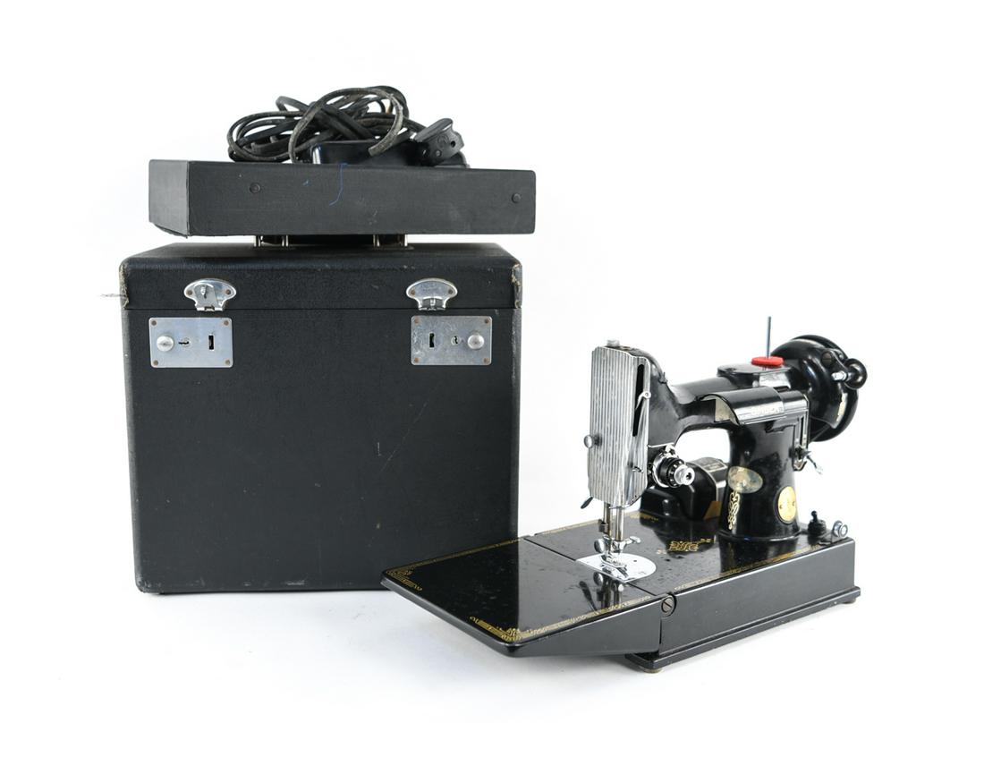 SINGER FEATHERWEIGHT PORTABLE SEWING MACHINE (1 of 11)