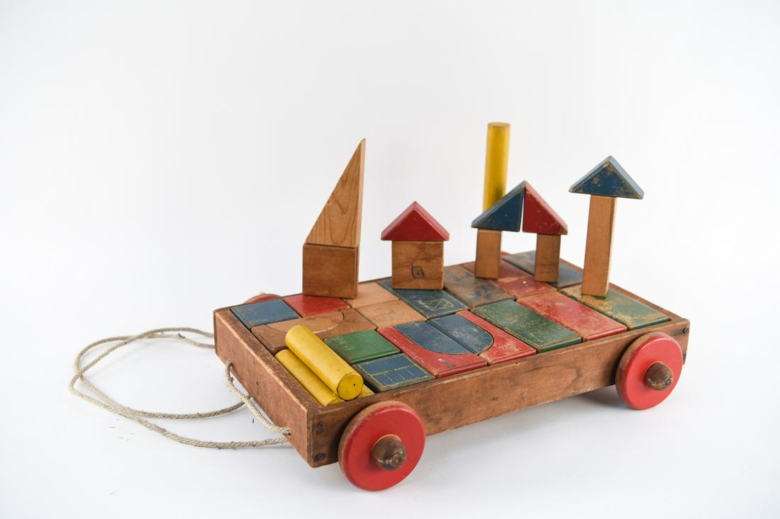 VINTAGE CHILDRENS BLOCK TOY WAGON (1 of 8)