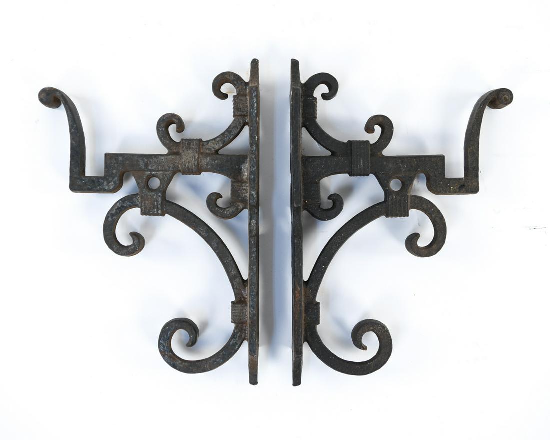 PAIR OF IRON BRACKETS: Dimensions: H 10" x W 7" x D 2" Condition: Oxidation. Signs of age and use.