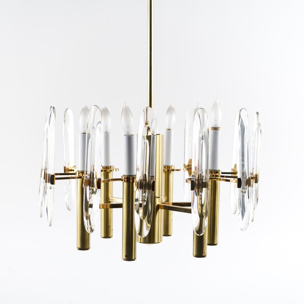 VINTAGE SCIOLARI CRYSTAL & BRASS CHANDELIER: Mid-20th century. Dimensions: H 27.75" x W 20.5" x D 17.5" Condition: No issues to note.