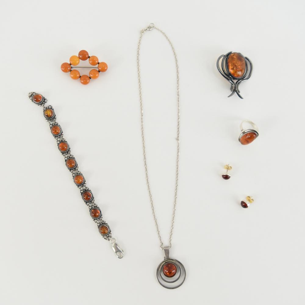 GROUPING OF STERLING SILVER AND AMBER JEWELRY: Including antique 800 silver and amber pin, stelring and Baltic amber bracelet, (2) modernist pins/brooches, etc. Dimensions: Bracelet: L 7" Total weight: 14 grams Condition: bracelet needs one loop t