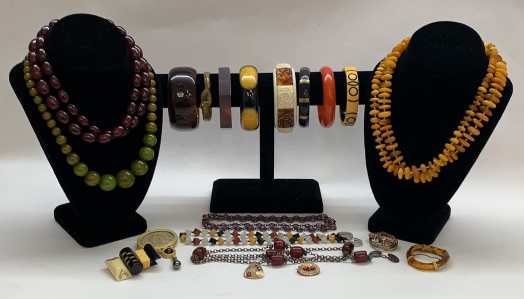 VINTAGE GROUPING INCL BAKELITE: Including cherry amber bakelite necklace, green bakelite necklace, natural amber necklace with gold clasp, semi-precious stone cube necklace, and misc vintage bakelite and vintage plastic bangles incl
