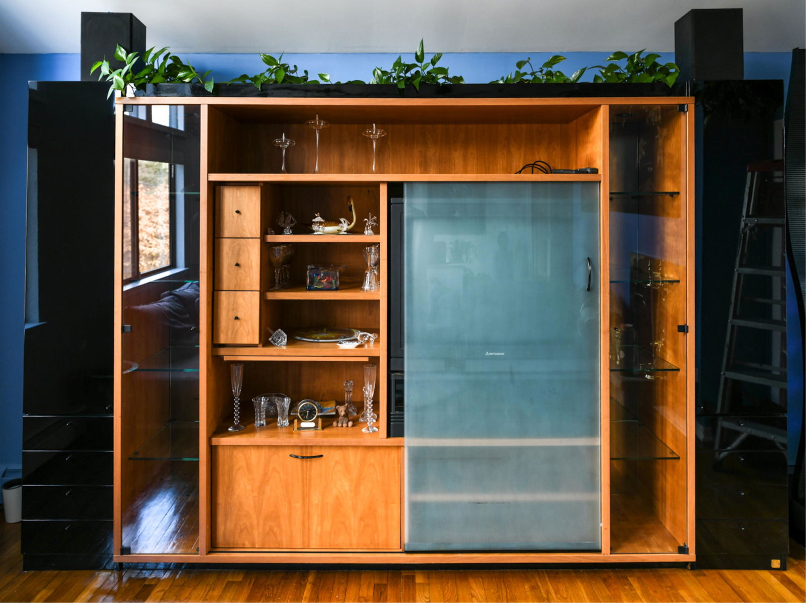 MODERN BOOKCASE DISPLAY WALL UNIT (1 of 3)