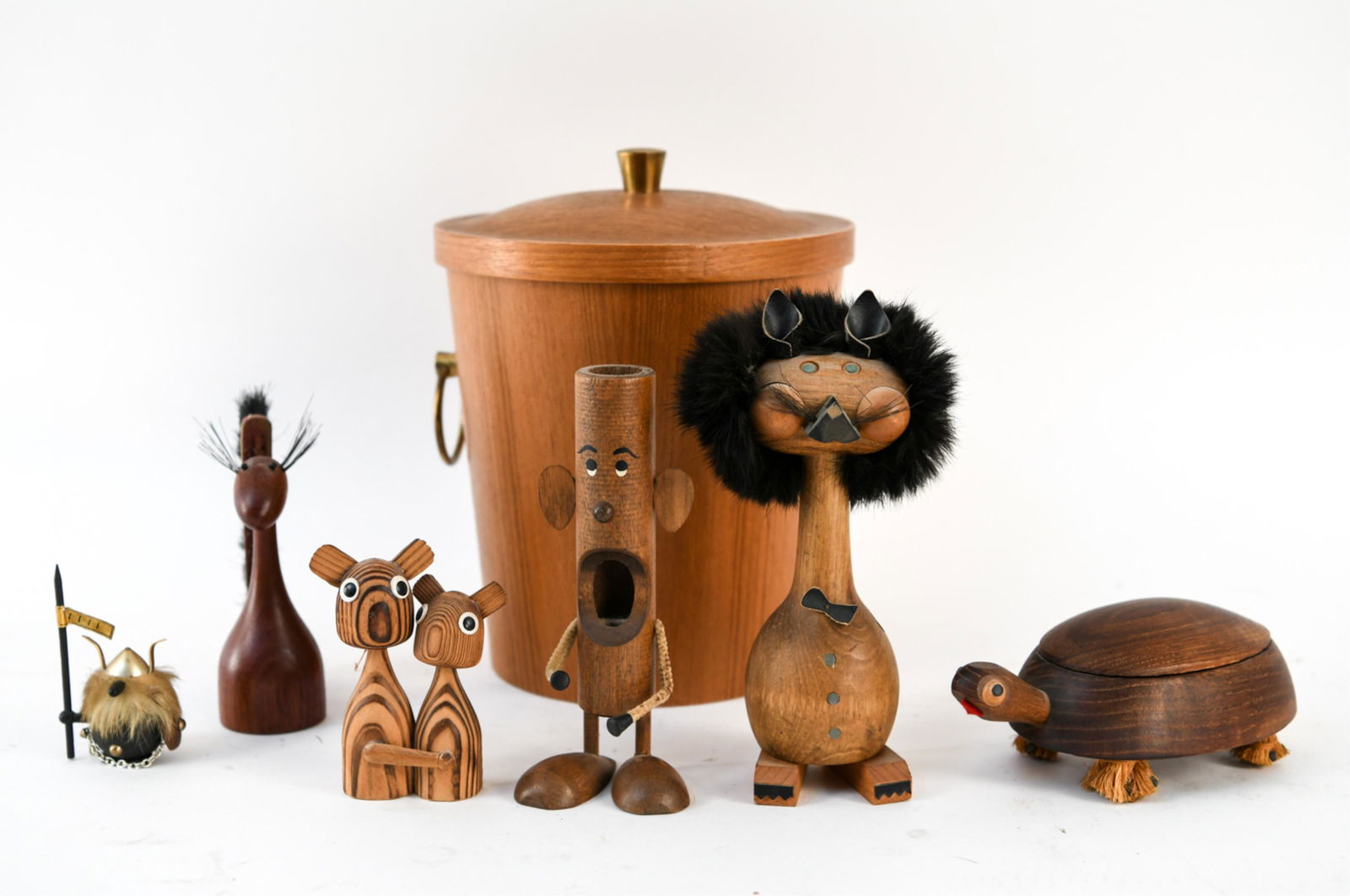 GROUPING OF DANISH WOODEN BARWARE ETC. (1 of 16)