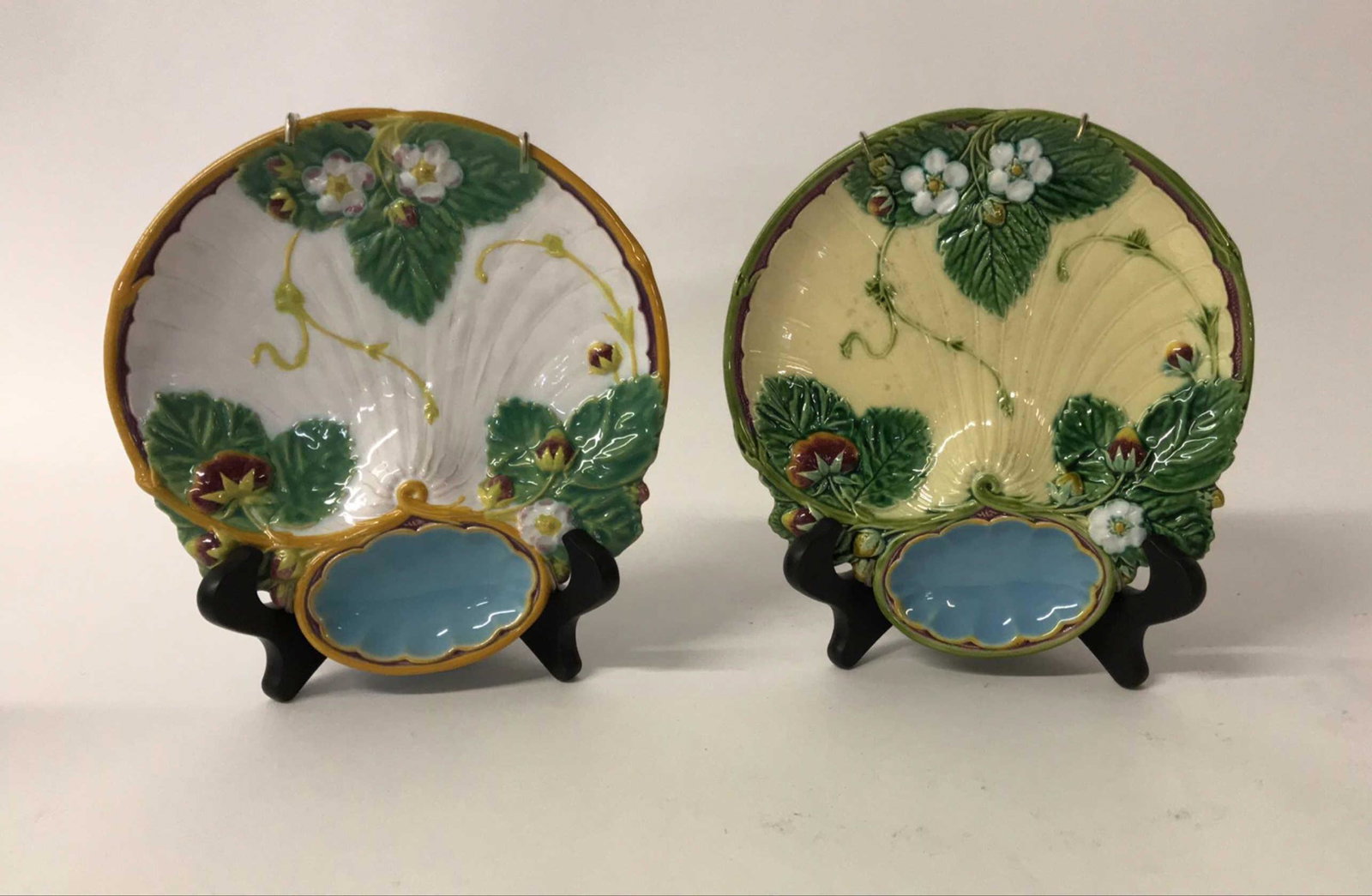 (2) MINTON MAJOLICA STRAWBERRY PLATES: Dimensions: H 8.5" x W 8" x D 1" Condition: No issues to note.