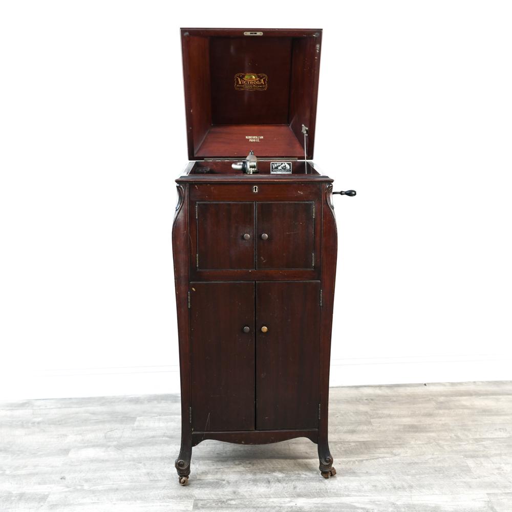 EARLY 20TH CENTURY VICTOR VICTROLA (1 of 14)