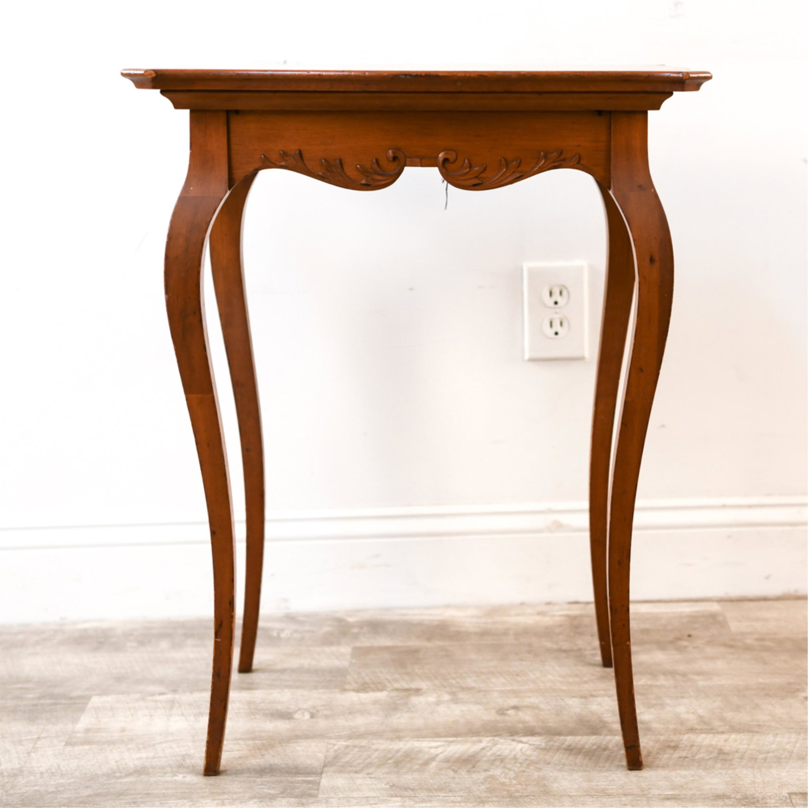 1930S CARVED CABRIOLE LEG SIDE TABLE: Dimensions: H 27" x W 21" x D 16.5" Condition: Scuffs, scratches, and fading.
