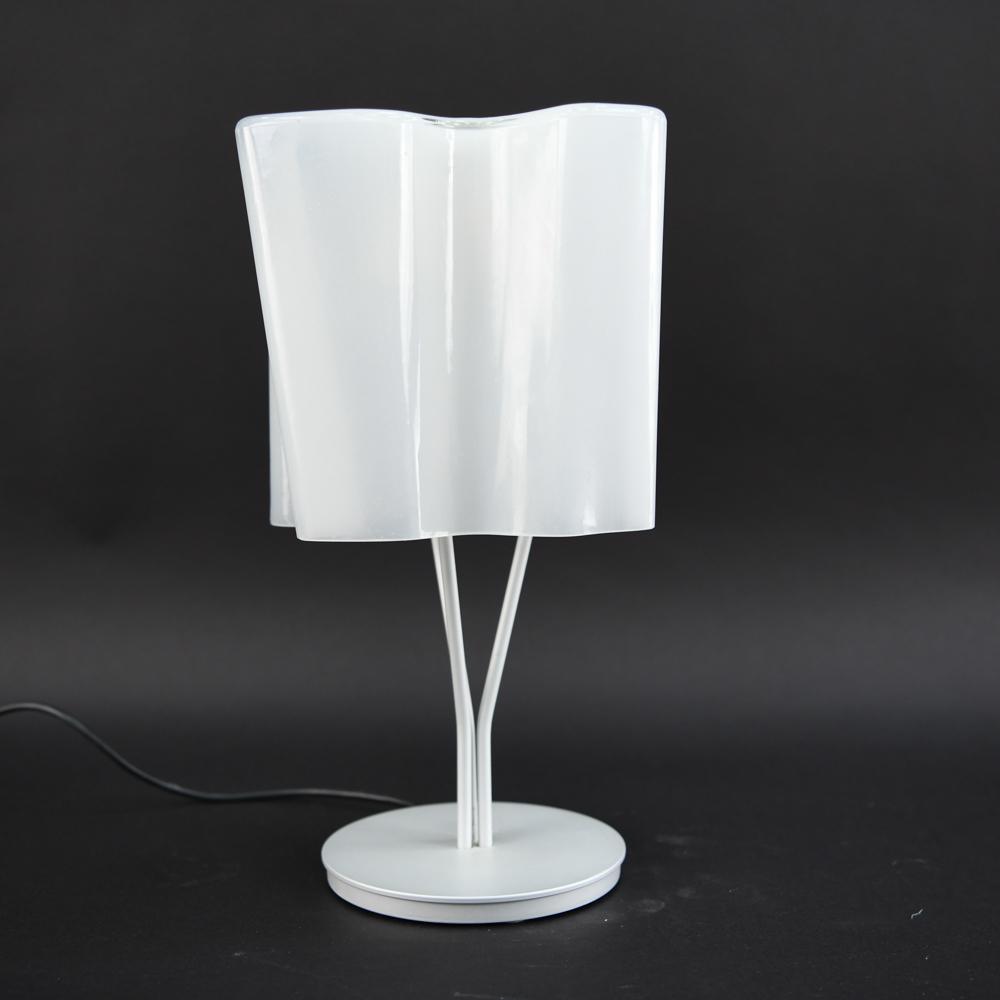 DE LUCCHI & REICHERT LOGICO TABLE LAMP: Artemide, frosted glass shade. Dimensions: H 17" x W 10" Condition: Working, light signs of use including minor scratching to base.