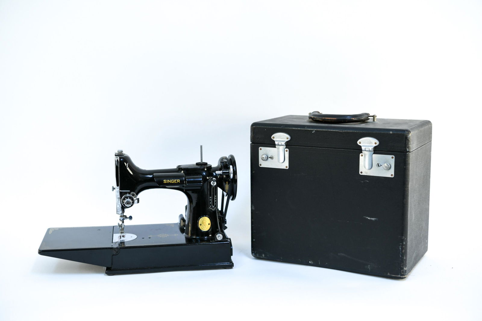 SINGER PORTABLE ELECTRIC SEWING MACHINE Mar 10, 2020 Westport Auction in CT