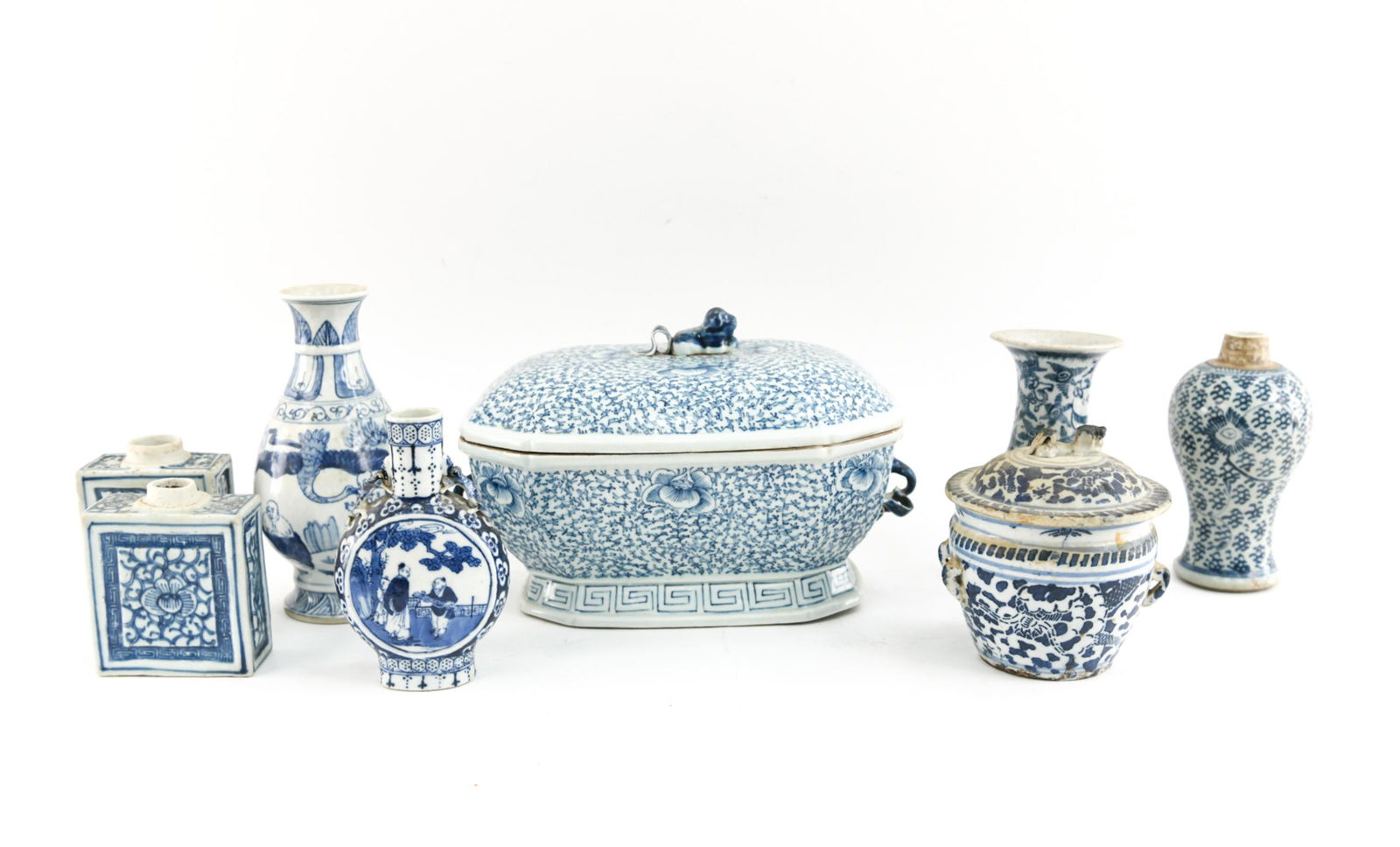 CHINESE BLUE AND WHITE PORCELAIN GROUPING (1 of 13)