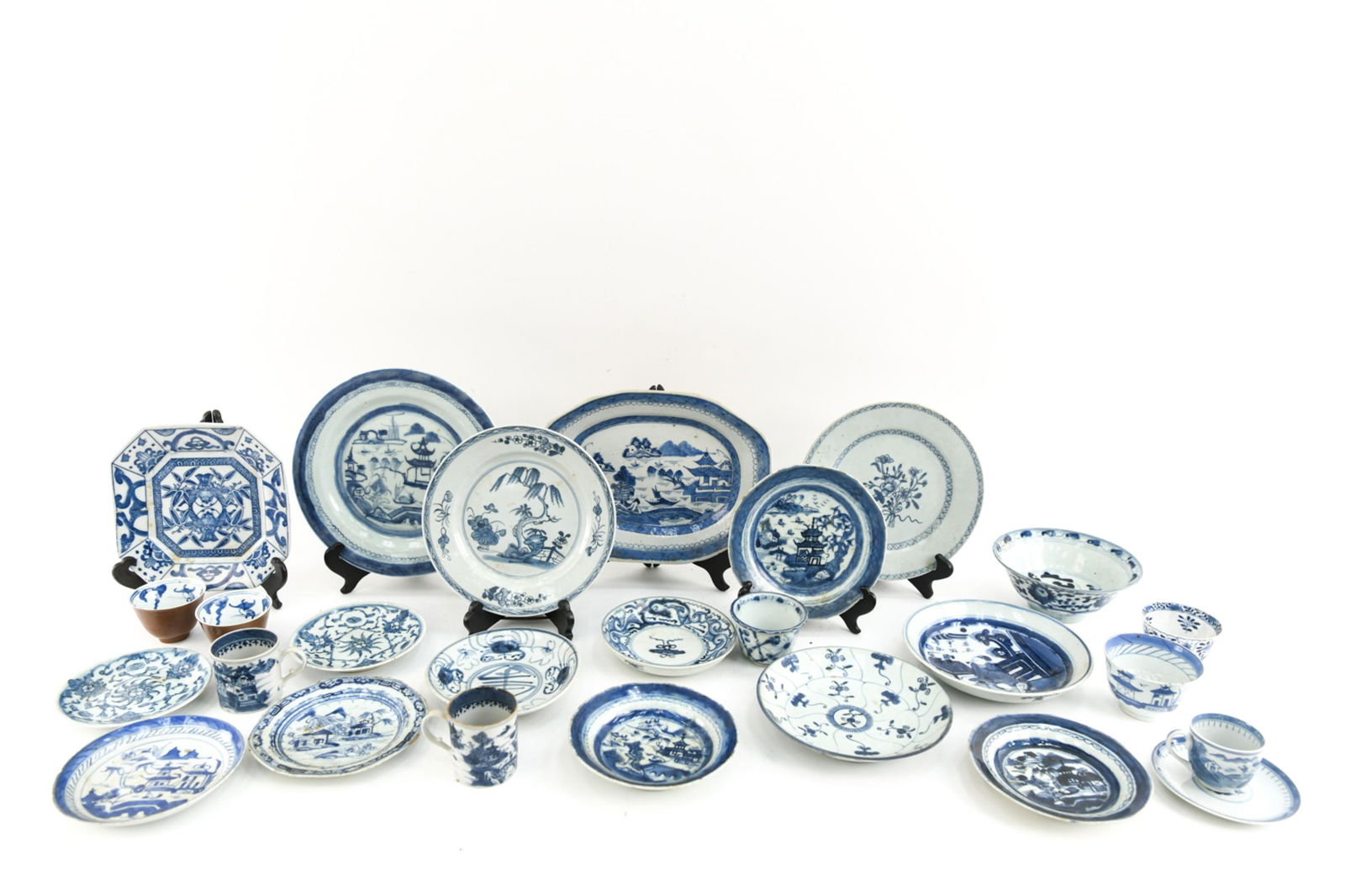 GROUPING OF CHINESE BLUE & WHITE PORCELAIN (1 of 19)