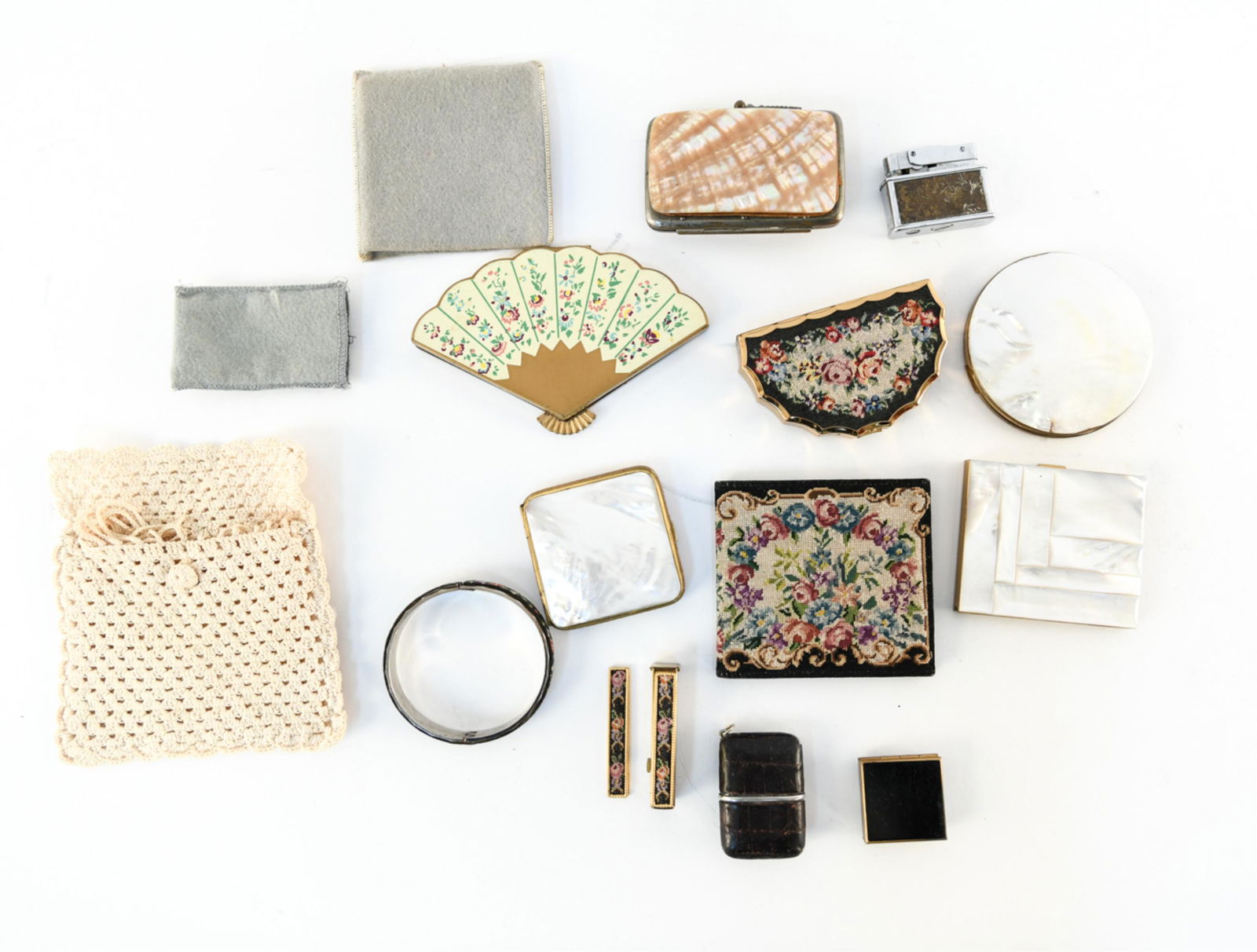 GROUPING OF VINTAGE COMPACTS (1 of 14)