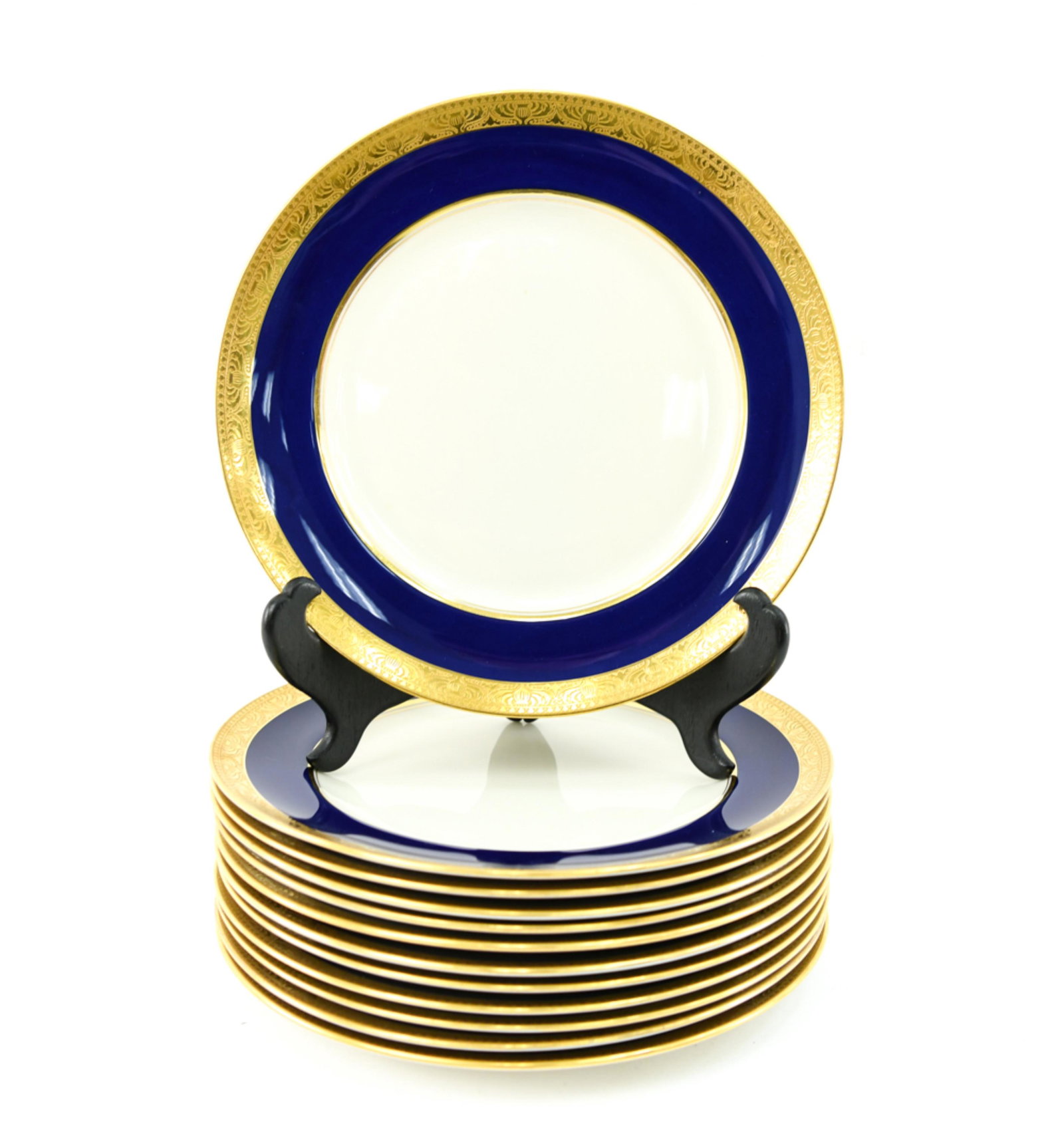 (12) LENOX GOLD AND BLUE PORCELAIN DINNER PLATES: Marked on verso. Cobalt blue and gilded. Dimensions: D 10.5" Condition: Showing overall light wear consistent with age and handling.