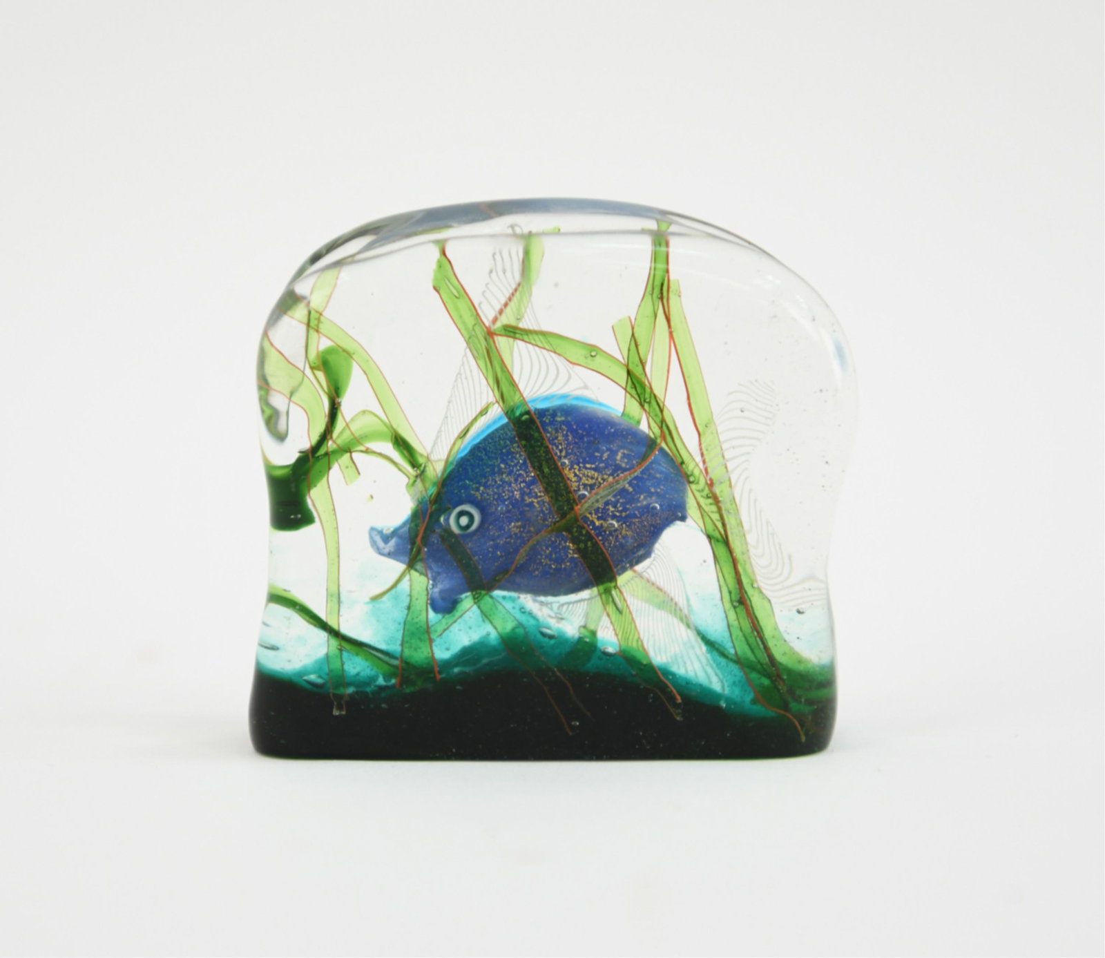 TOSO AURIELIANO ART GLASS FISH PAPERWEIGHT: With Vetreria Aurieliano Toso Murano foil sticker under. Dimensions: H 2.5" x W 3" x D 1.25" Condition: Showing minor signs of age, no chipping, minor surface scratches.