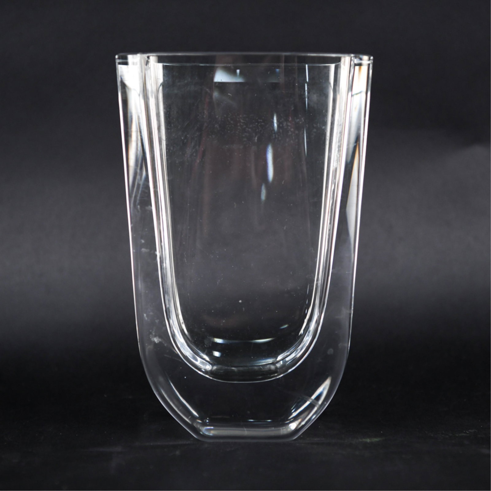 ORREFORS CRYSTAL VASE: Signed underneath: Orrefors. Dimensions: H 8.75" x W 5.75" x D 4" Condition: No issues to note .