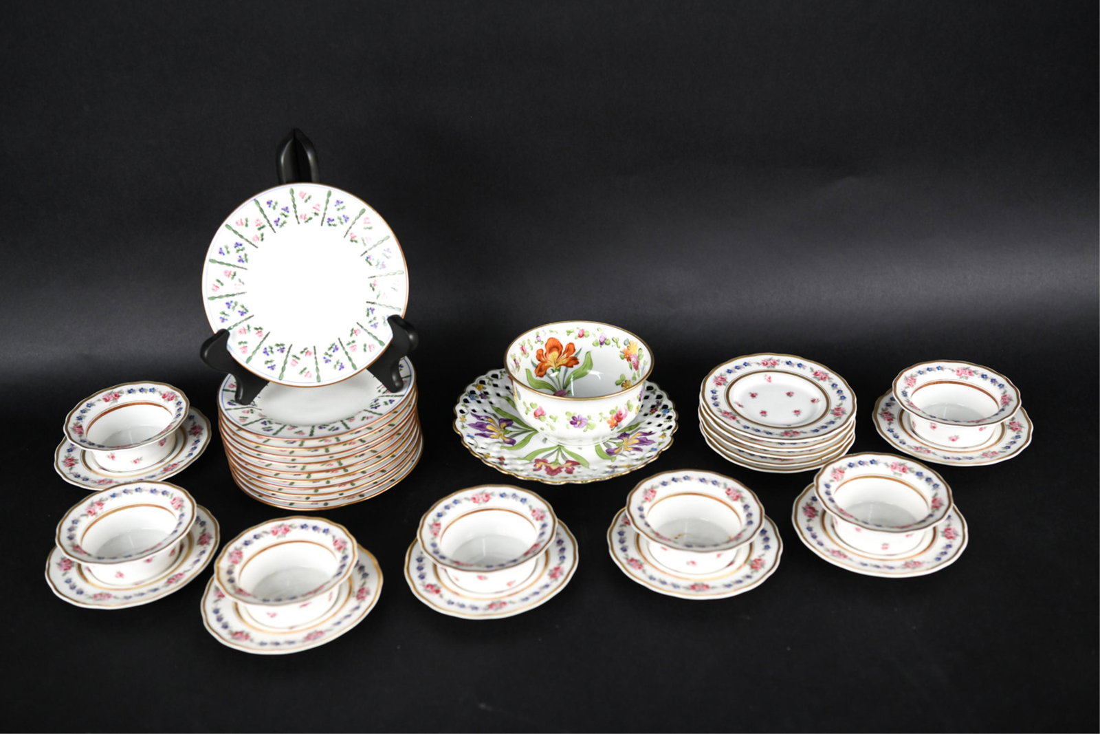PORCELAIN GROUPING INCL. LIMOGES, MINTONS: Including: English Minton set of plates and Limoges plates with bowls marked D&C France and retailed Bailey, Banks, & Biddle Co. Dimensions: (Minton) Dia. 6" Condition: Incomplete set. Edge chips and 