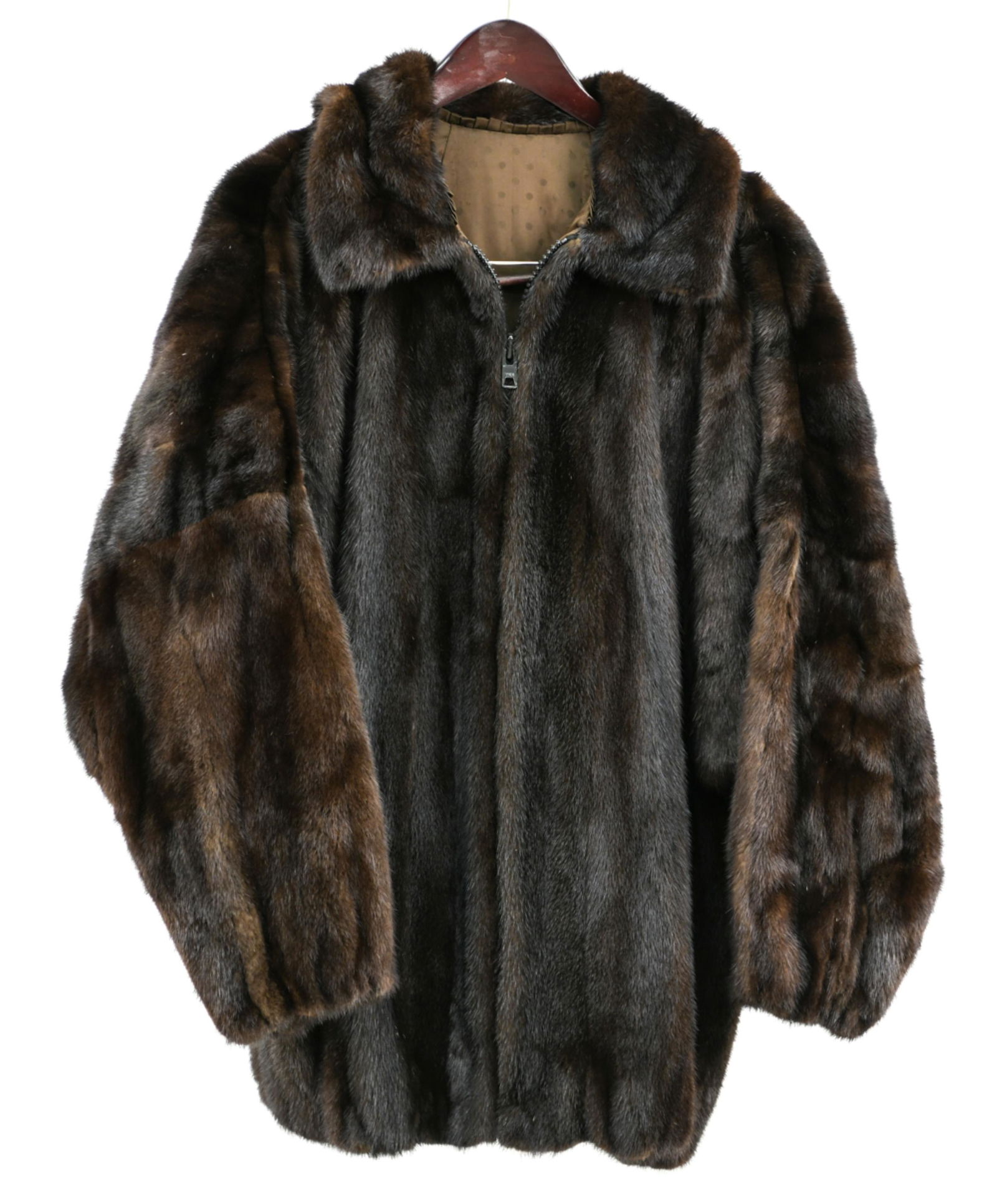 MINK JACKET: Zip up. Dimensions: L 33" x W 30" x Sleeve: 28" Condition: Showing minor signs of use.