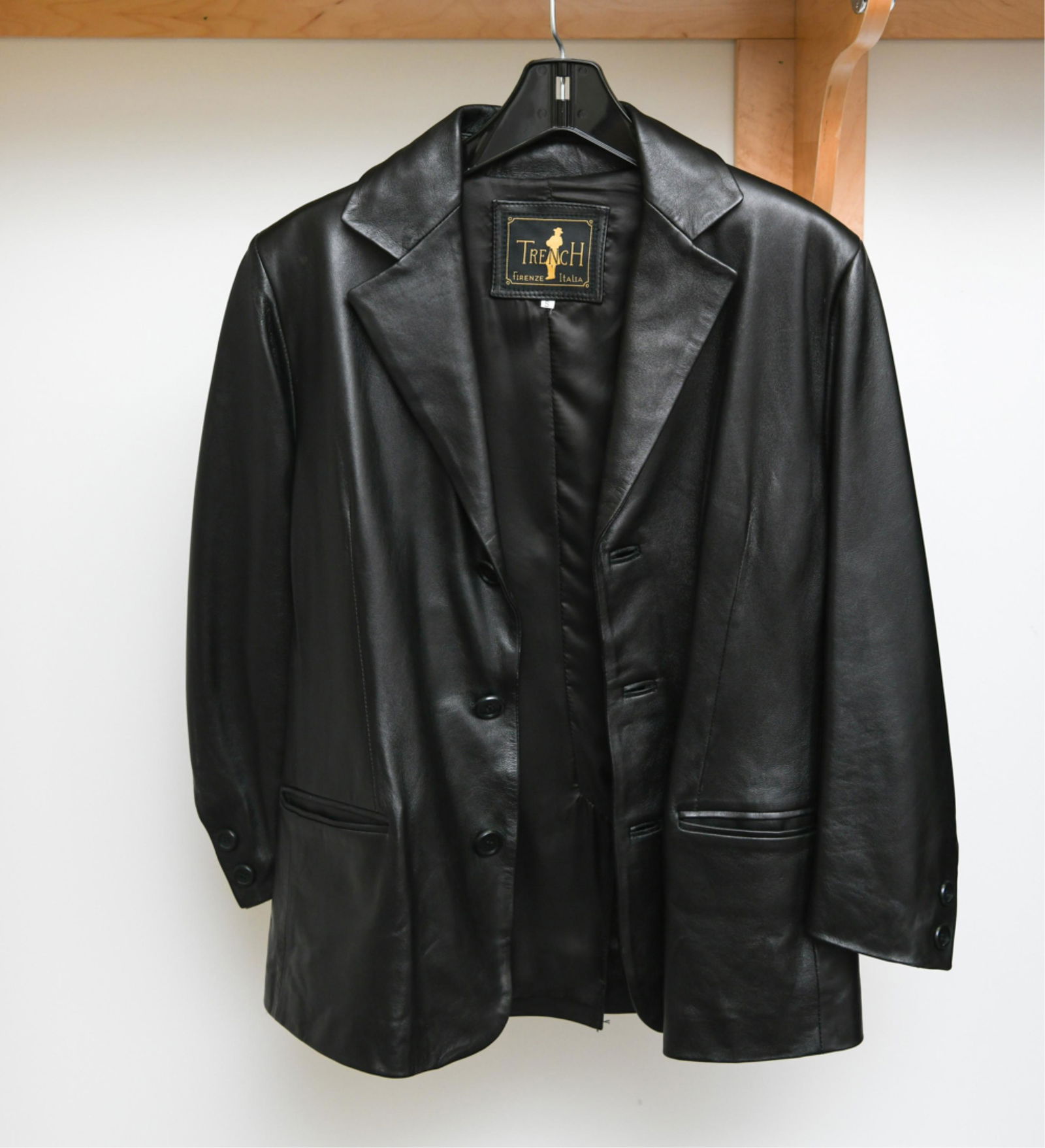 TRENCH ITALIAN LEATHER MENS COAT: Size M. Condition: Light use including few scuffs to leather.