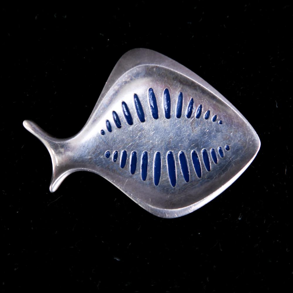 GEORG JENSEN STERLING SILVER & ENAMEL FISH BROOCH: Hallmarked. Dimensions: H 1.75" x W 2.5" Weight: 0.81 ozt Condition: Light surface scratching.