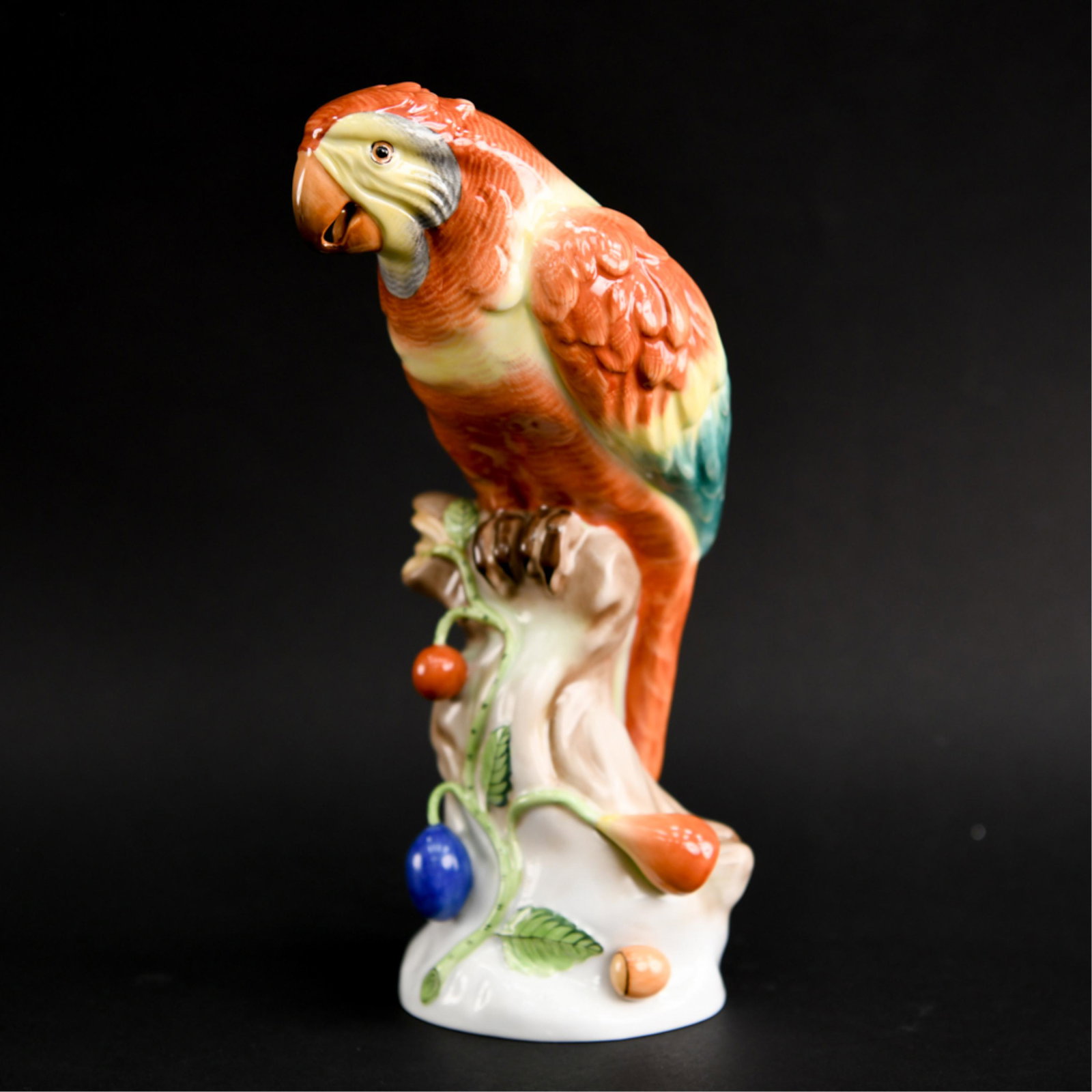 HEREND PORCELAIN PARROT: Dimensions: H 10" x W 5" x D 6" Condition: No issues to note.