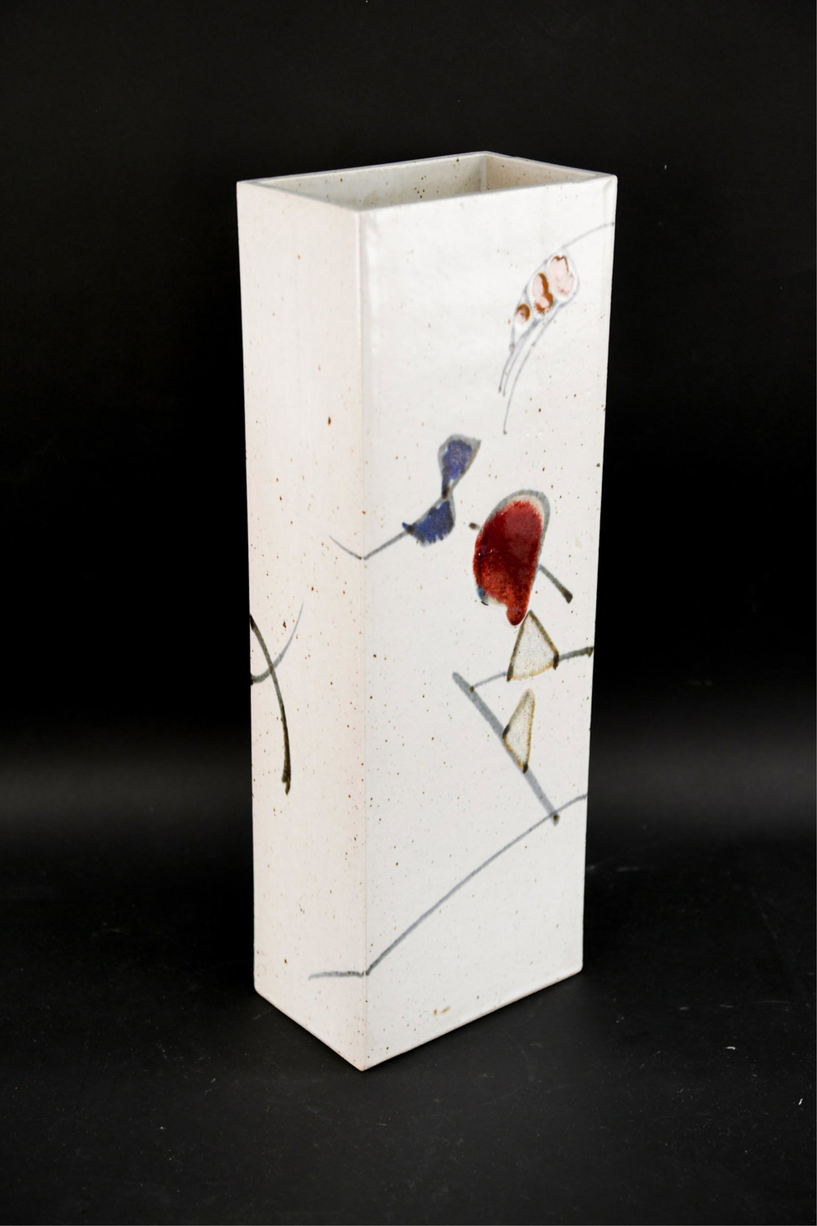GERALD NEWCOMB SIGNED STUDIO POTTERY VASE: Signed on bottom. Dimensions: H 22" x W 7.5" x D 5" Condition: No issues to note.