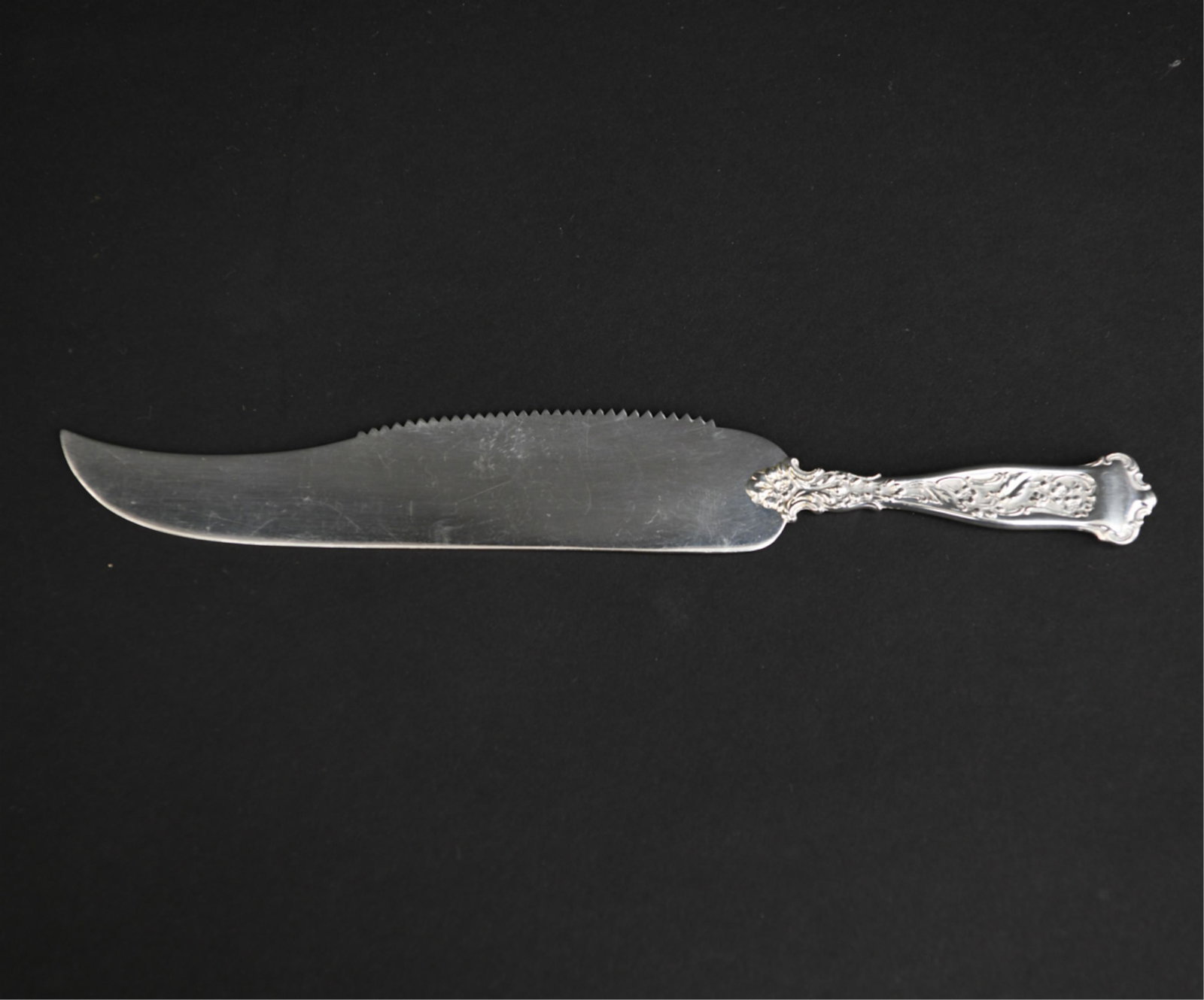 WHITING STERLING SILVER CAKE SERVING KNIFE: Hallmarked. Dimensions: L 9.5" Weight: 2.26 ozt Condition: Minor surface scratching.