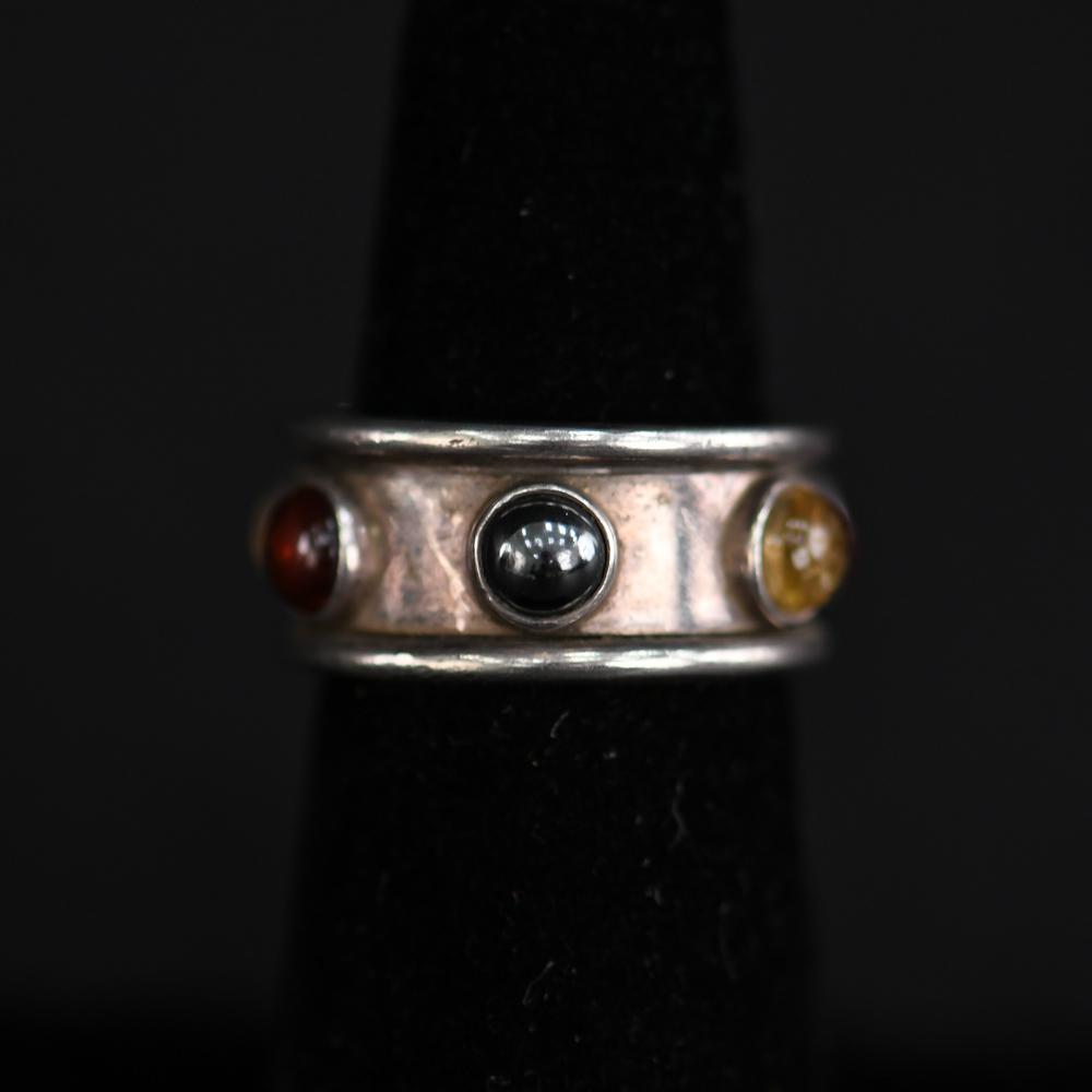 STERLING SILVER & SEMI-PRECIOUS STONE BAND: Including hematite, garnet and citrine. Central band spins. Weight: 0.24 ozt Ring Size: 6.5 Condition: Showing light signs of use.