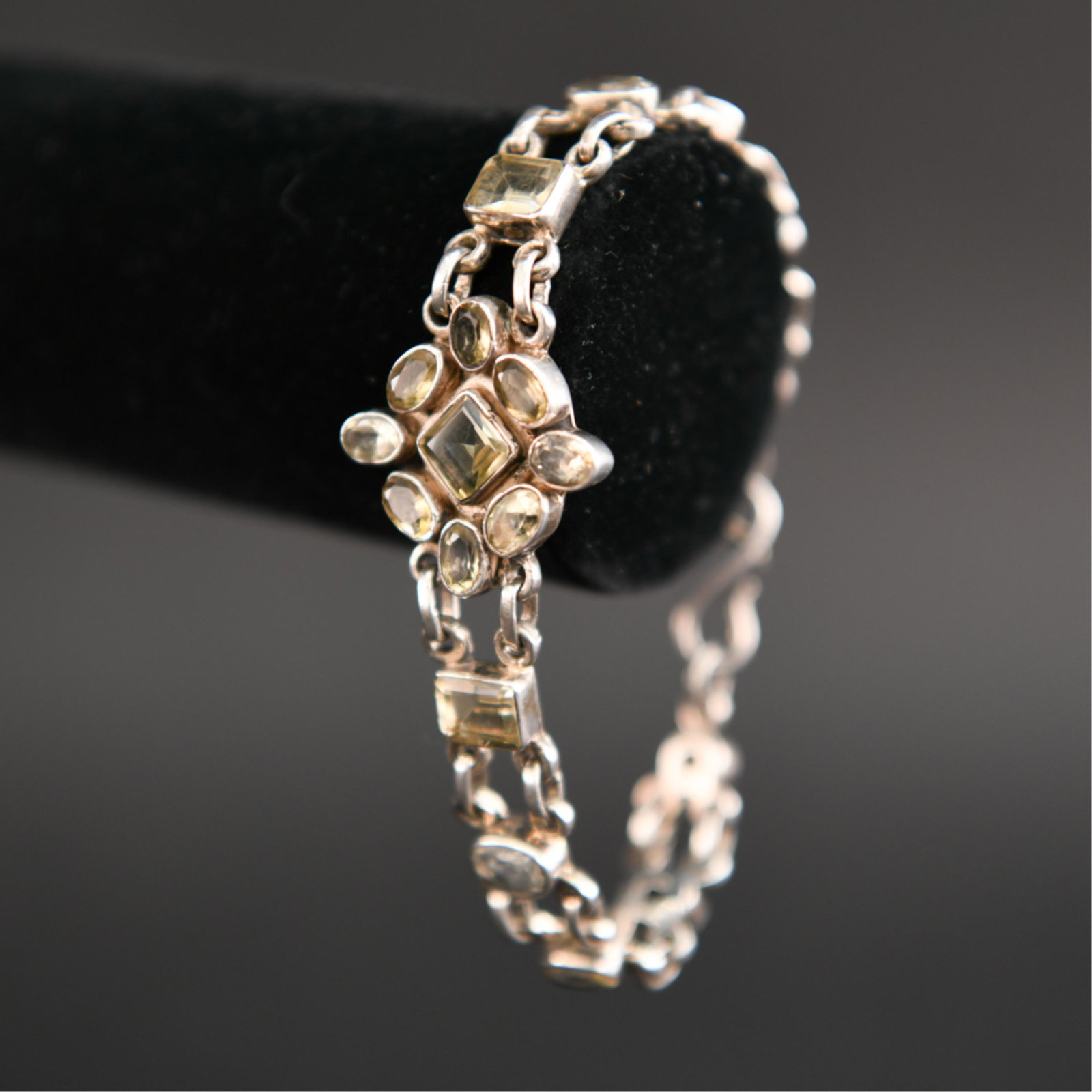 STERLING SILVER & CITRINE BRACELET: Hallmarked 925. Dimensions: L 8" W 1" Weight: 0.75 ozt Condition: Showing light signs of use.