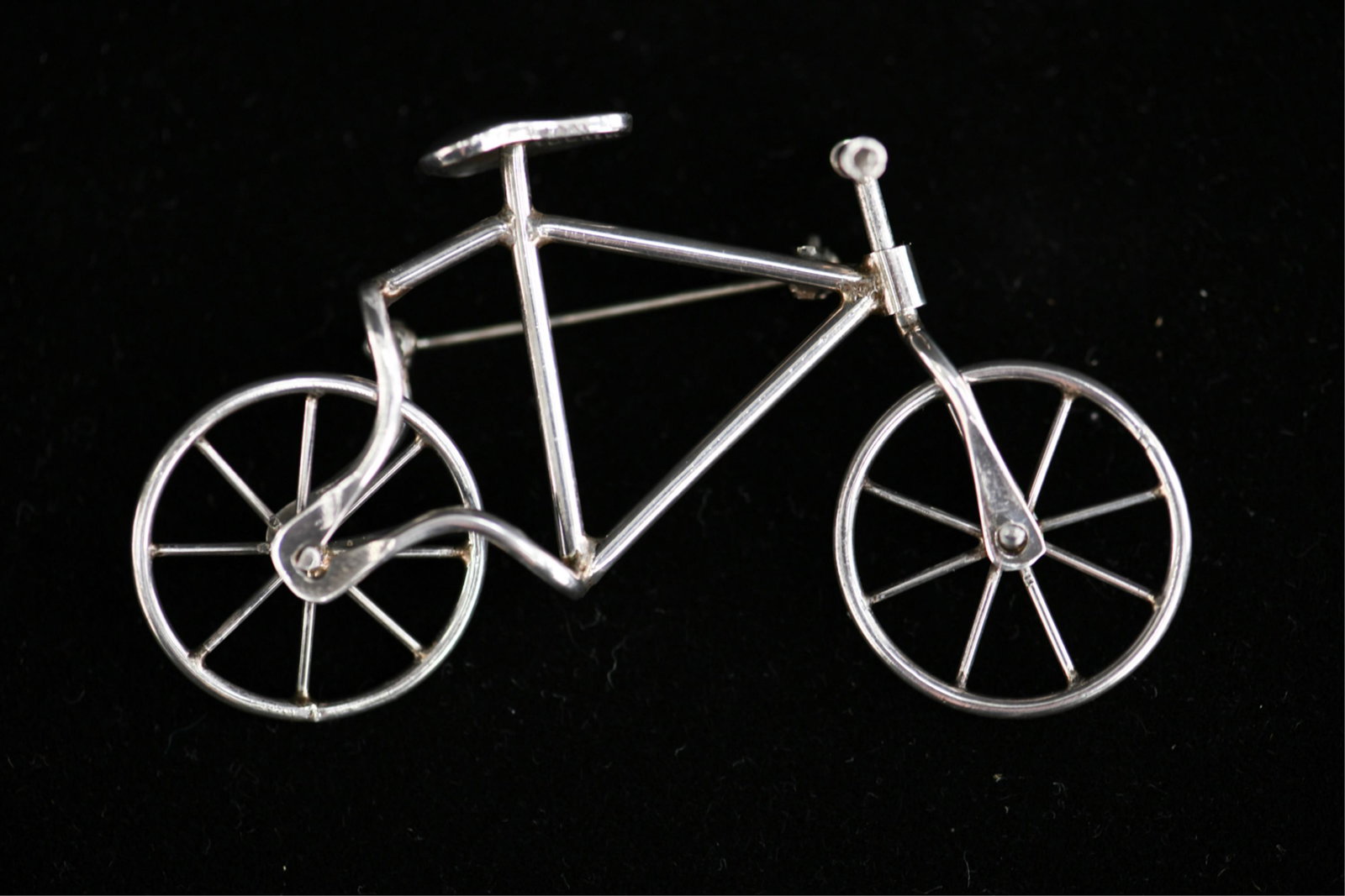 KINETIC BICYCLE SCULPTURAL BROOCH: A movable brooch pin, hallmarked 925 and Mex. Dimensions: H 2.5" x W 2" Condition: Minor signs of age.