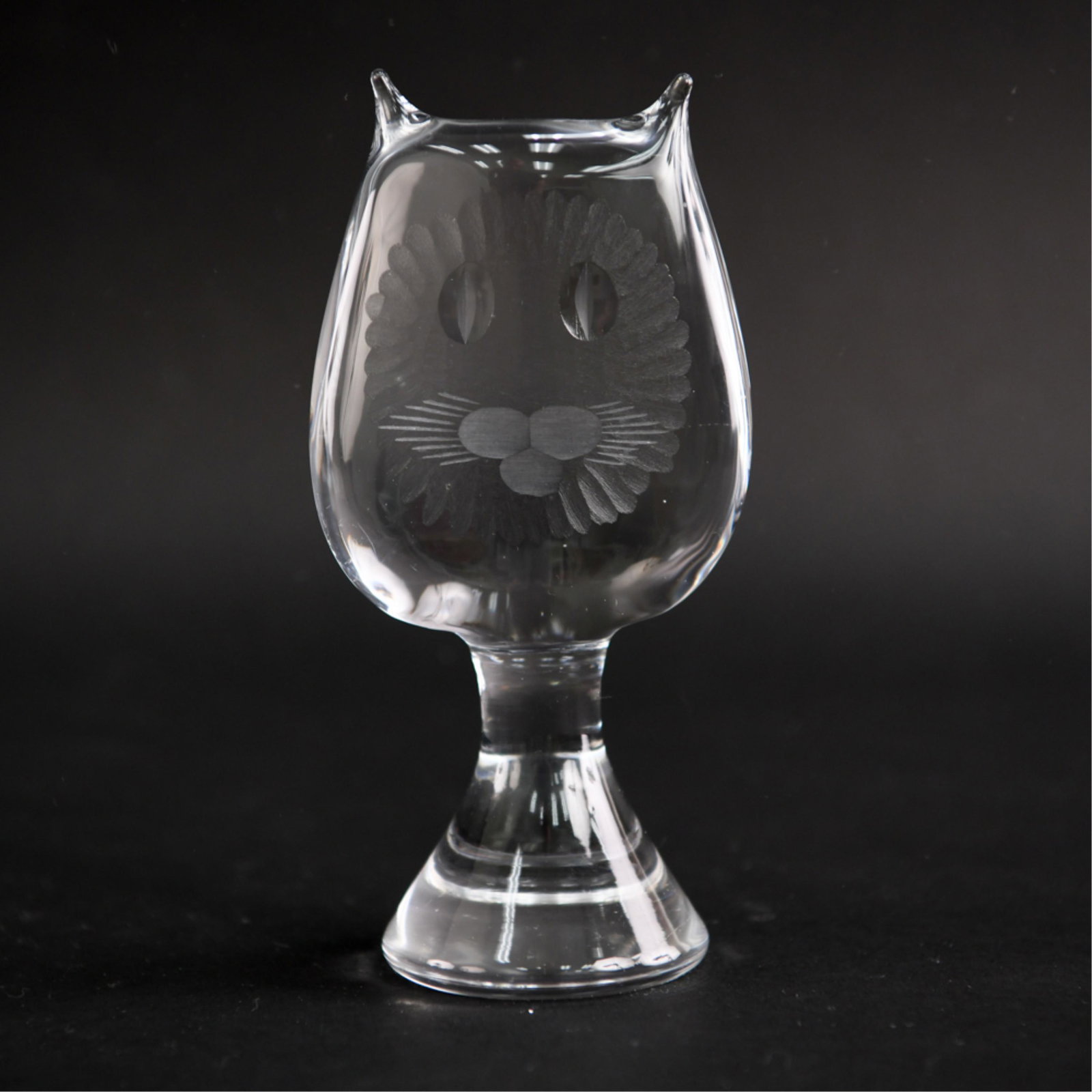 MID-CENTURY ART GLASS CAT SCULPTURE: Signed under O'fors GH 3026. Dimensions: H 7" x W 4" Condition: No issues to note.