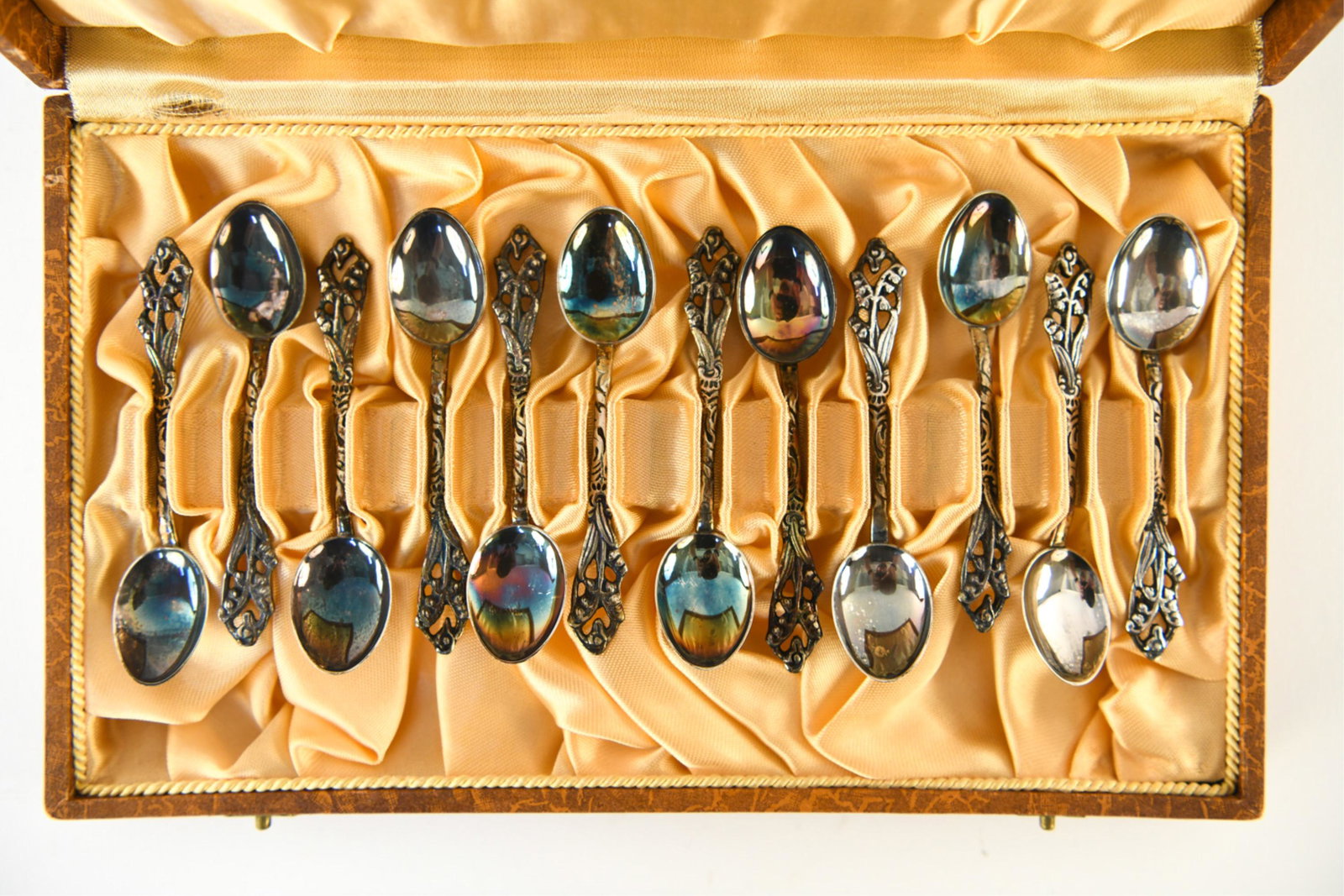.800 SILVER SWEDISH SPOONS: Dimensions: H 1.5" x W 9.5" x D 5.5" Condition: Patina to finish.