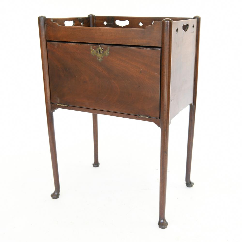 EARLY 19TH C. GEORGIAN MAHOGANY BEDSIDE TABLE (1 of 8)